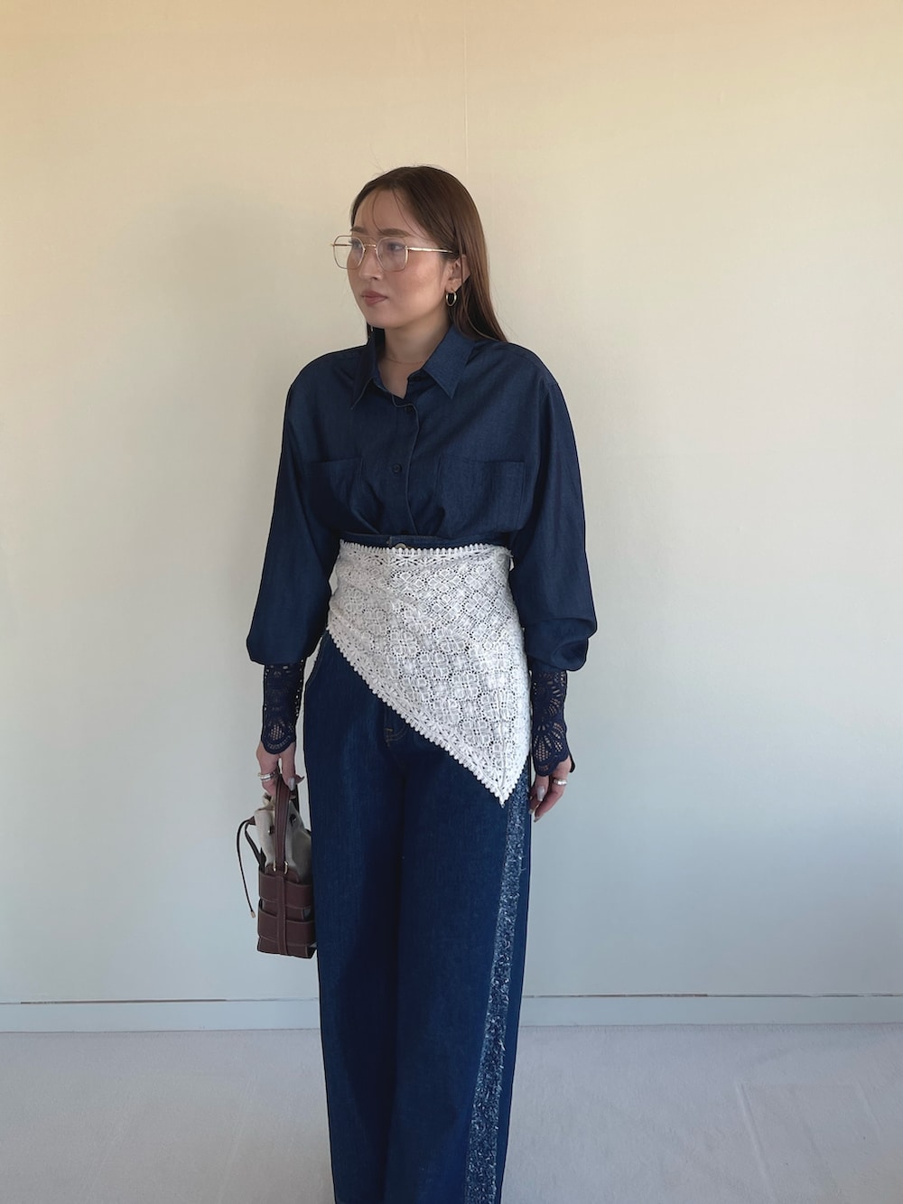 ブラック系のパンプス、ブルー系のデニムパンツ、ブルー系のシャツ/ブラウスを着用したレディースの春コーディネートの2枚目の写真