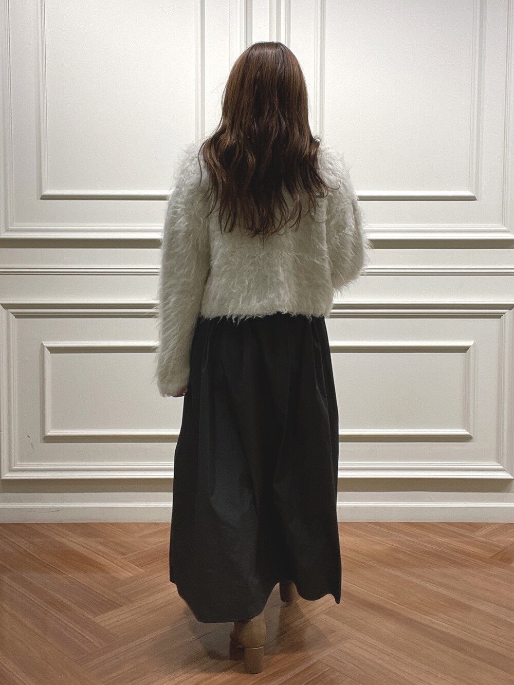 ベージュ系のブーツ、グレー系のワンピース、ホワイト系のカーディガン/ボレロを着用したレディースの秋コーディネートの5枚目の写真