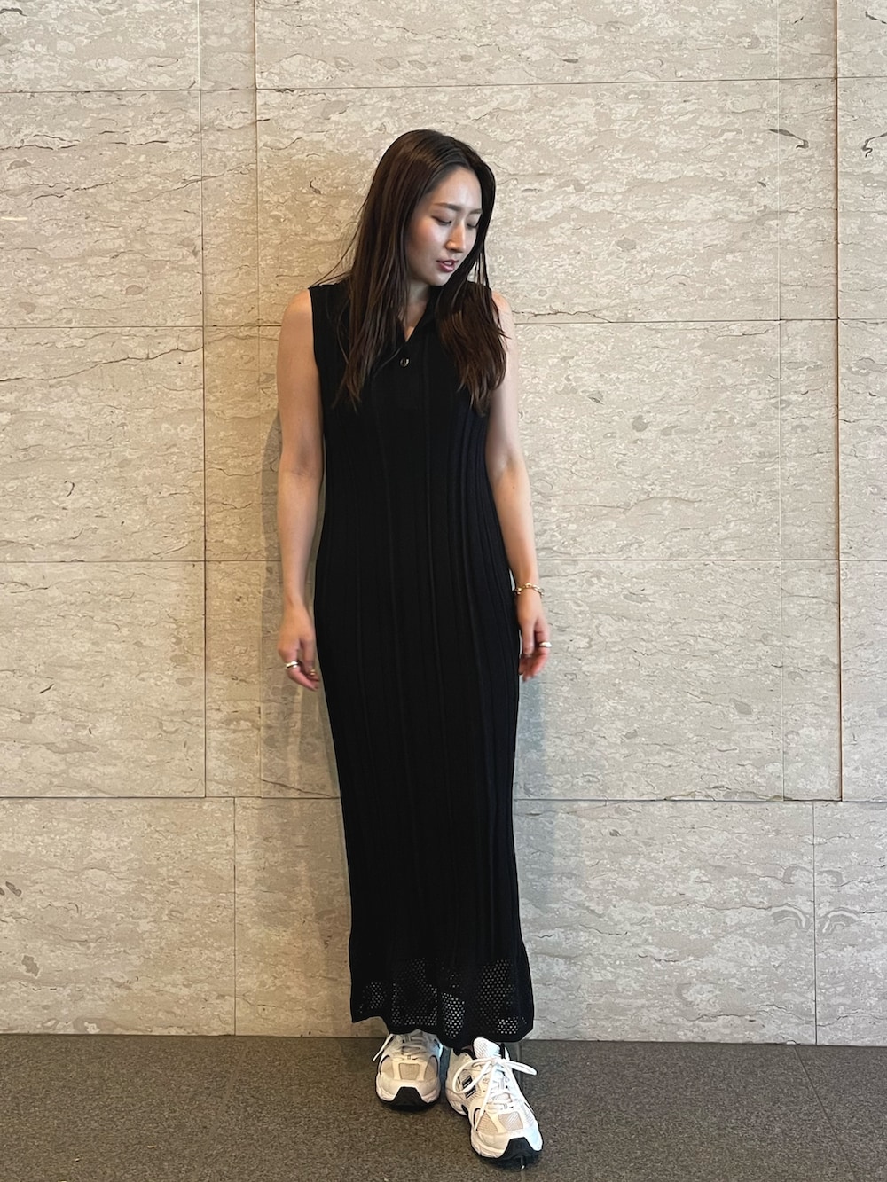 ブラック系のワンピース、ゴールド系のブレスレットを着用したレディースの夏コーディネートの2枚目の写真