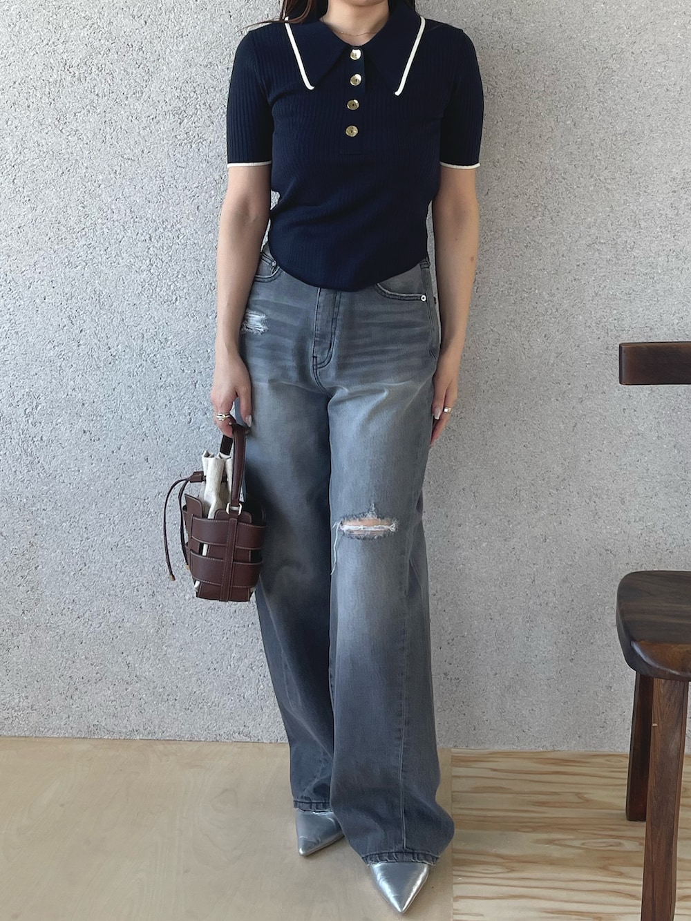 グレー系のデニムパンツ、シルバー系のパンプス、ブルー系のニット/セーターを着用したレディースの春コーディネートの5枚目の写真