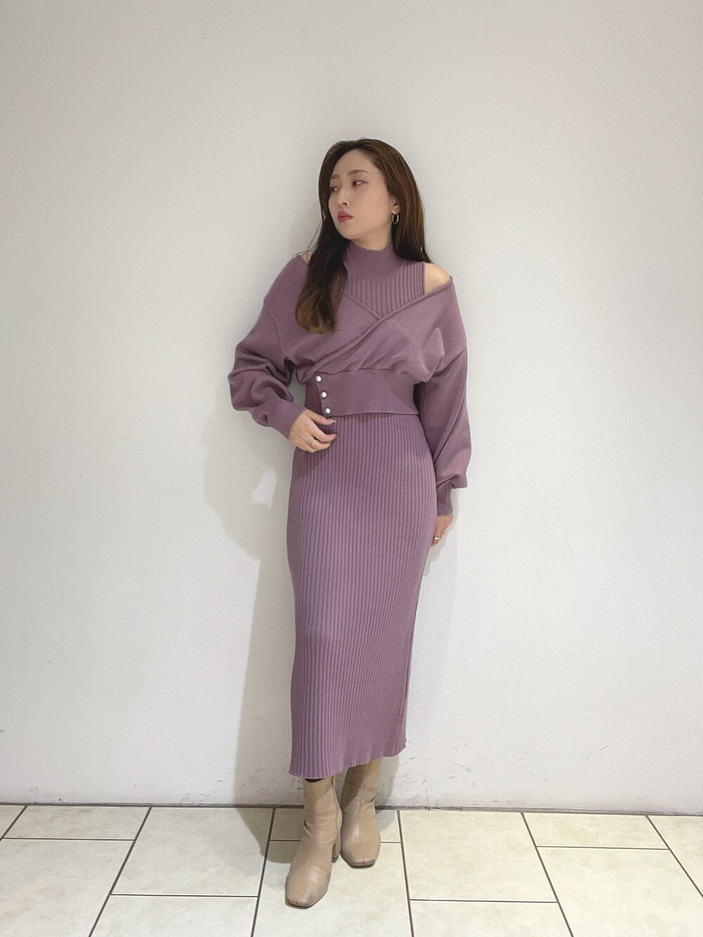 パープル系のワンピース、ベージュ系のブーツを着用したレディースの冬コーディネートの5枚目の写真