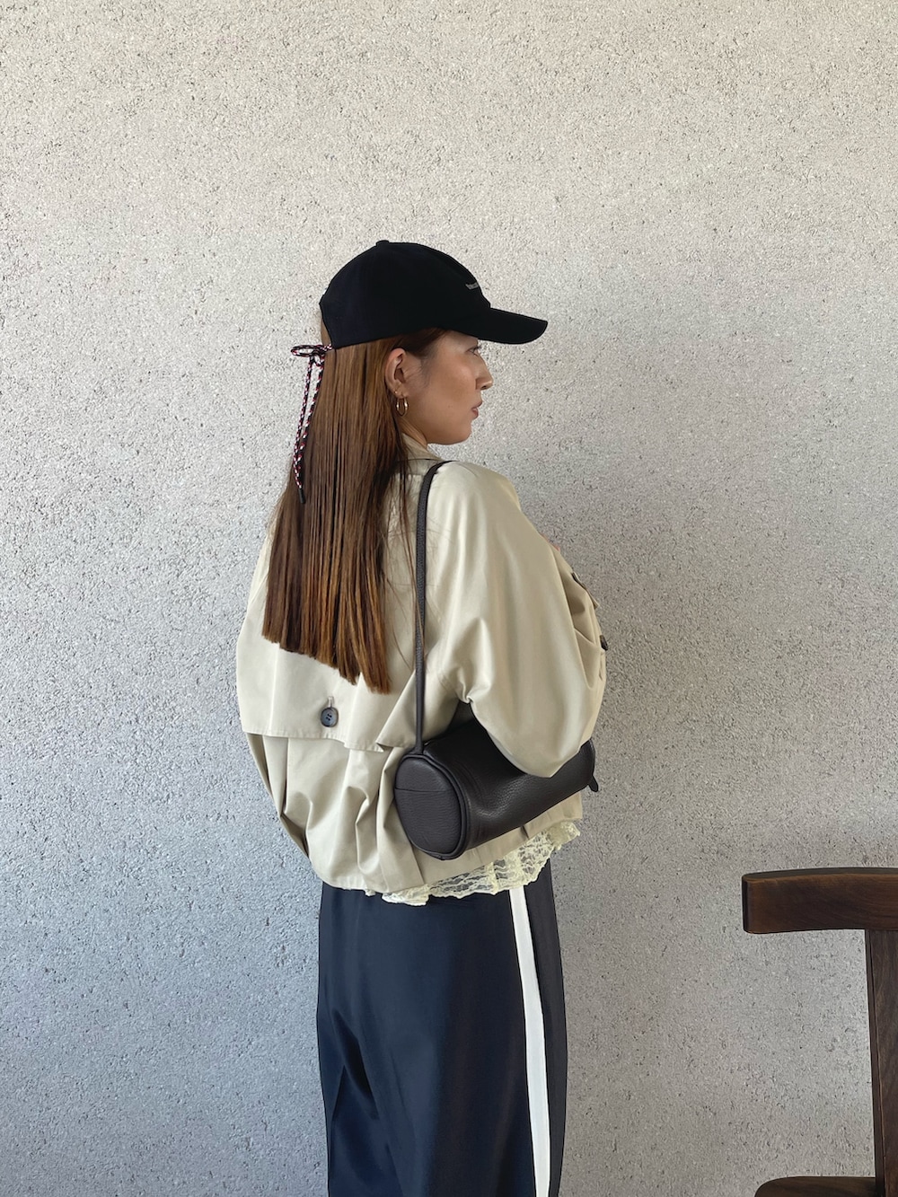 シルバー系のパンプス、グレー系のその他パンツ、ベージュ系のブルゾンを着用したレディースの春コーディネートの7枚目の写真