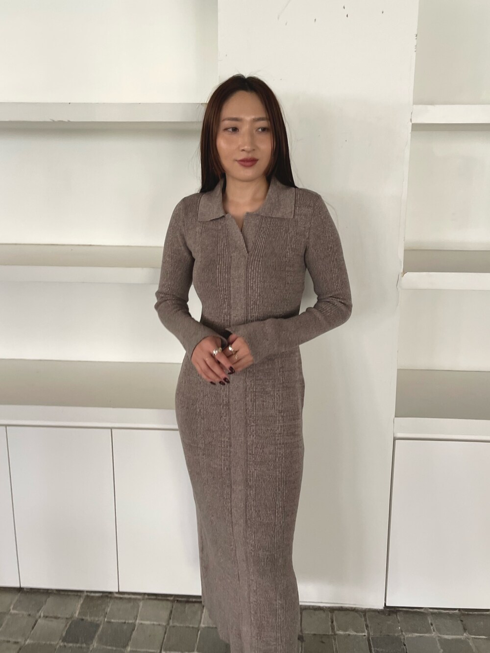 グレー系のワンピース、シルバー系のブーツを着用したレディースの冬コーディネートの6枚目の写真