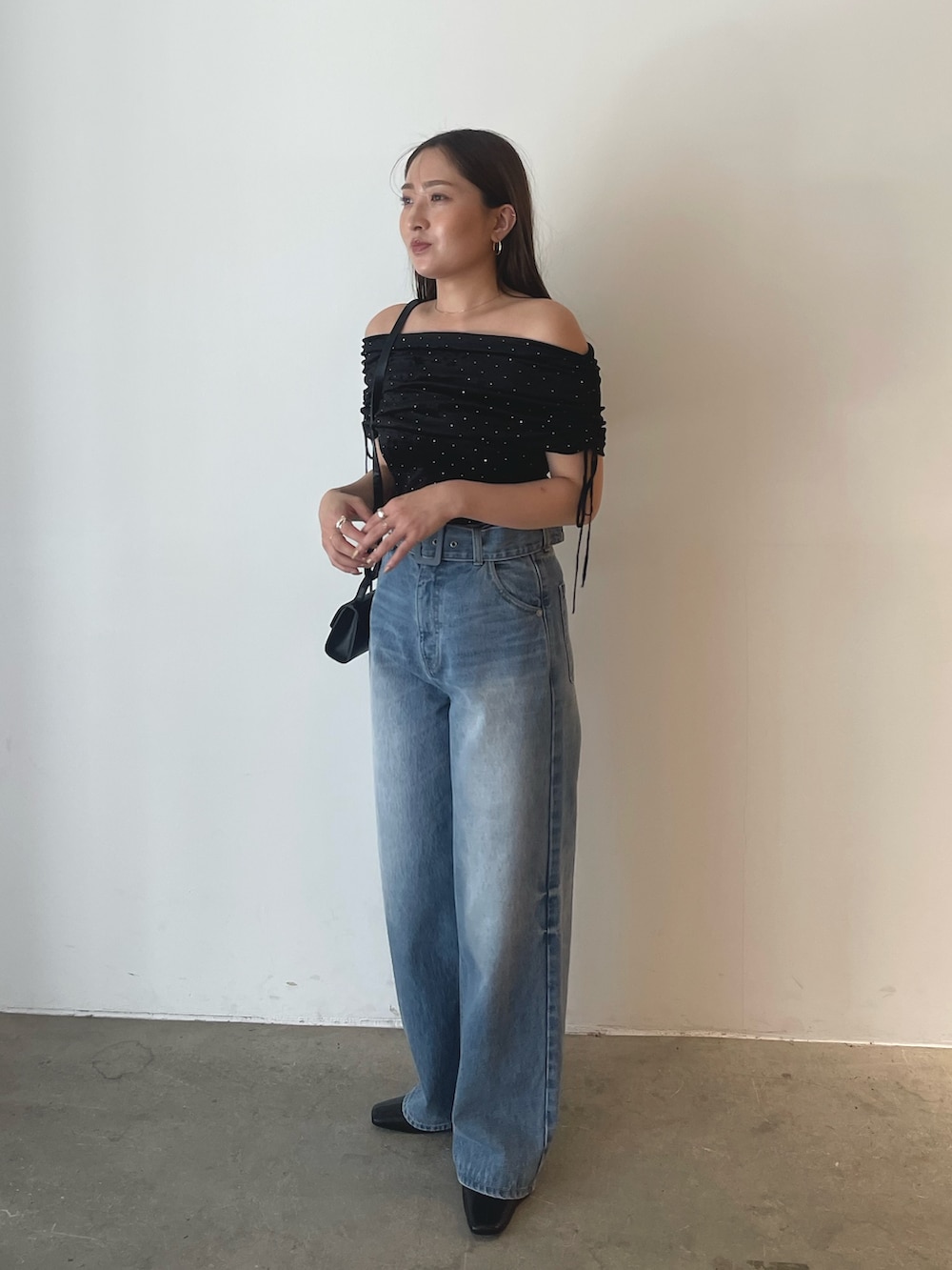 ブラック系のTシャツ/カットソー、ブルー系のデニムパンツを着用したレディースの夏コーディネートの7枚目の写真