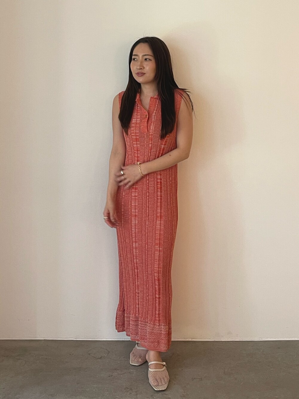 ホワイト系のサンダル、オレンジ系のワンピースを着用したレディースの夏コーディネートの2枚目の写真