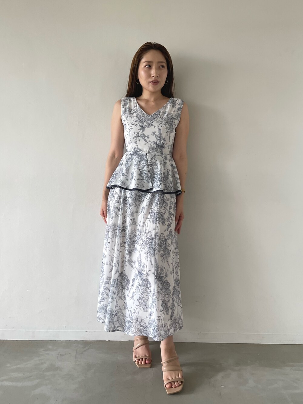 ブルー系のワンピース、ベージュ系のサンダルを着用したレディースの夏コーディネートの8枚目の写真