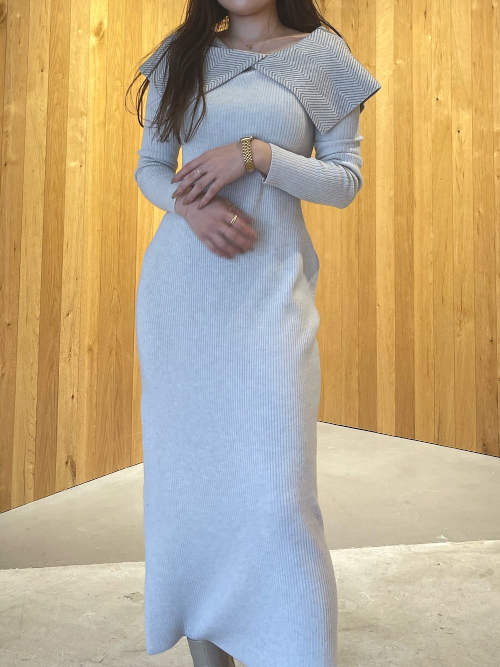 ホワイト系のワンピース、ベージュ系のブーツを着用したレディースの冬コーディネートの7枚目の写真