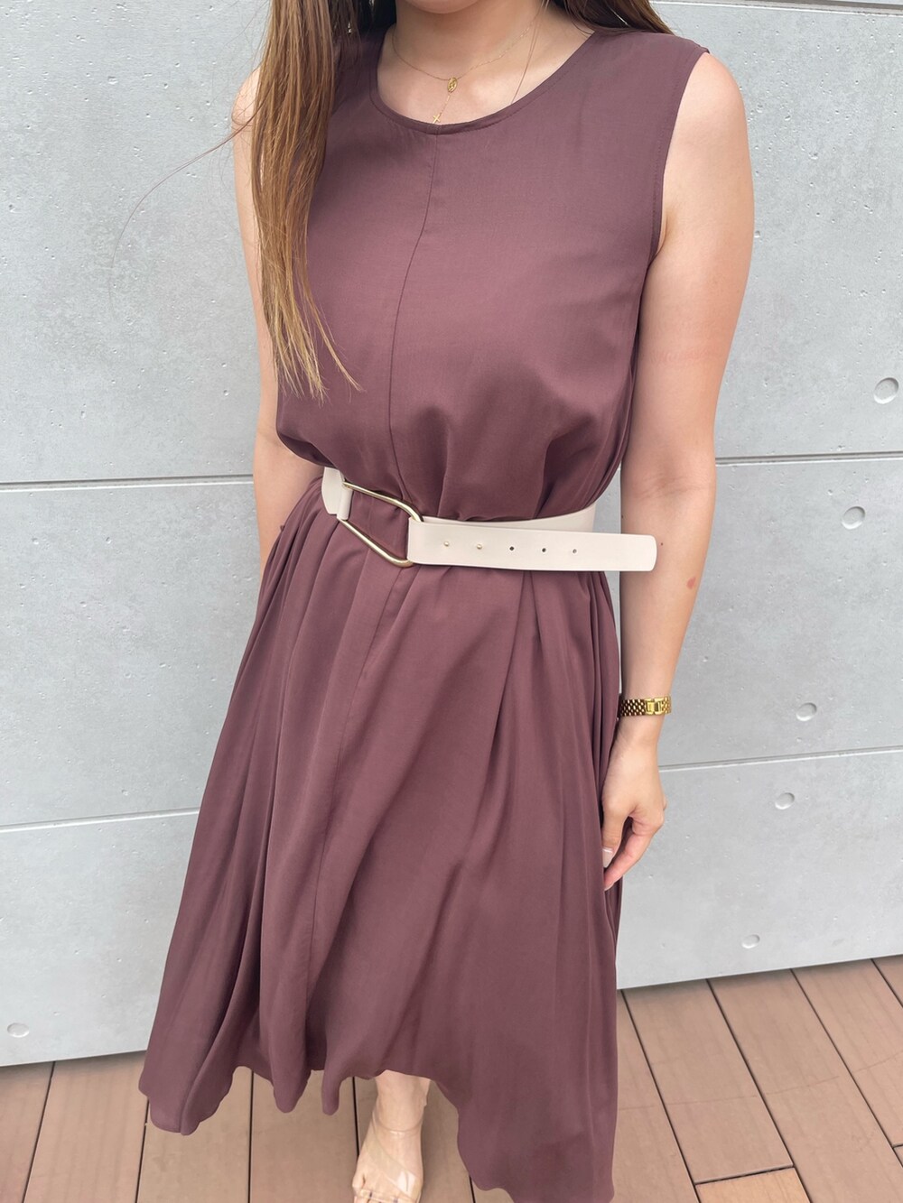 その他のサンダル、ブラウン系のワンピース、ホワイト系のベルトを着用したレディースの夏コーディネートの7枚目の写真