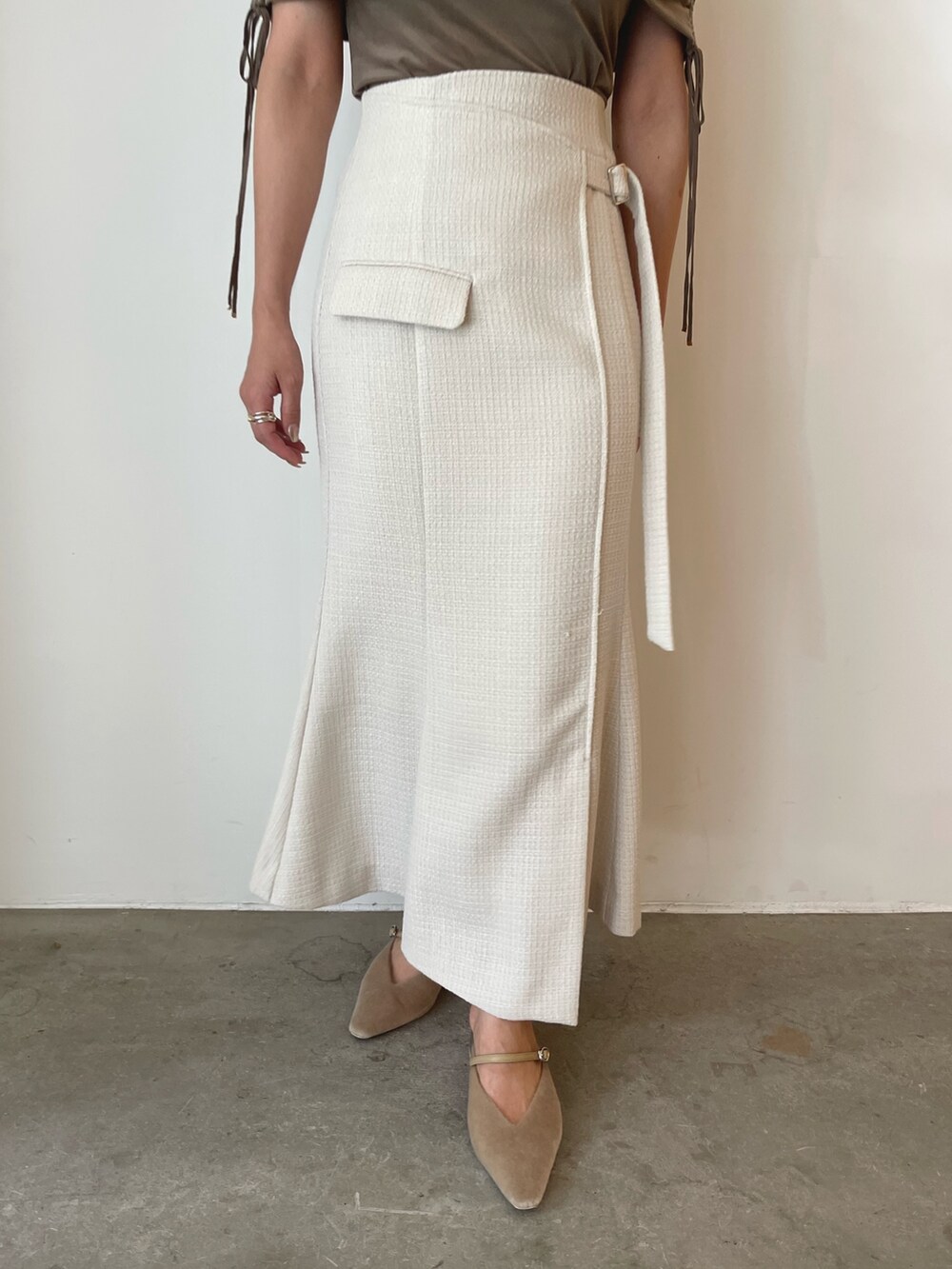 ベージュ系のパンプス、ブラウン系のTシャツ/カットソー、ホワイト系のスカートを着用したレディースの夏コーディネートの9枚目の写真