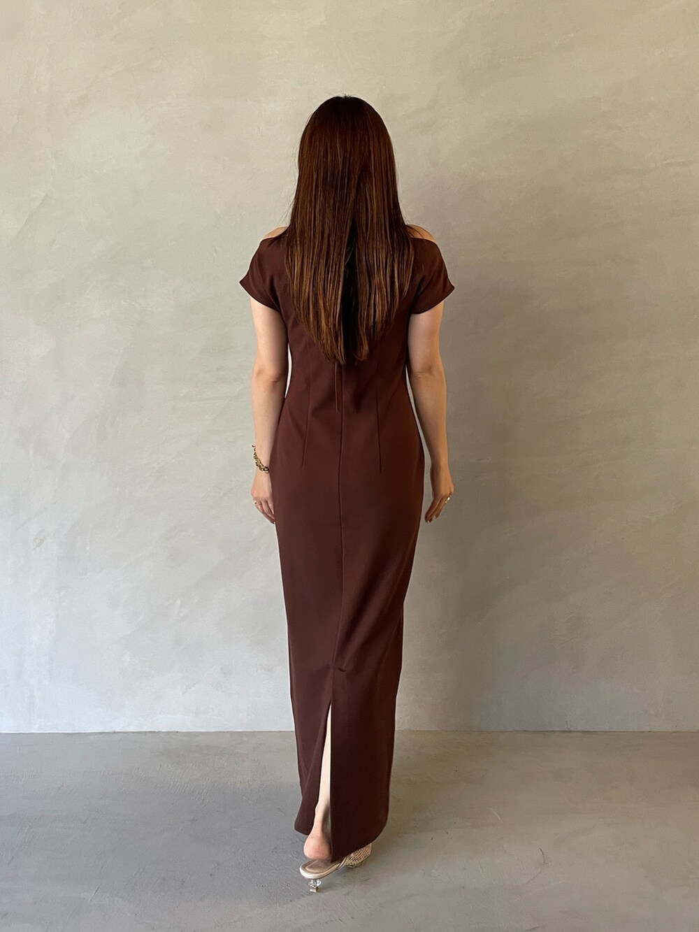 ホワイト系のサンダル、ブラウン系のワンピースを着用したレディースの夏コーディネートの4枚目の写真