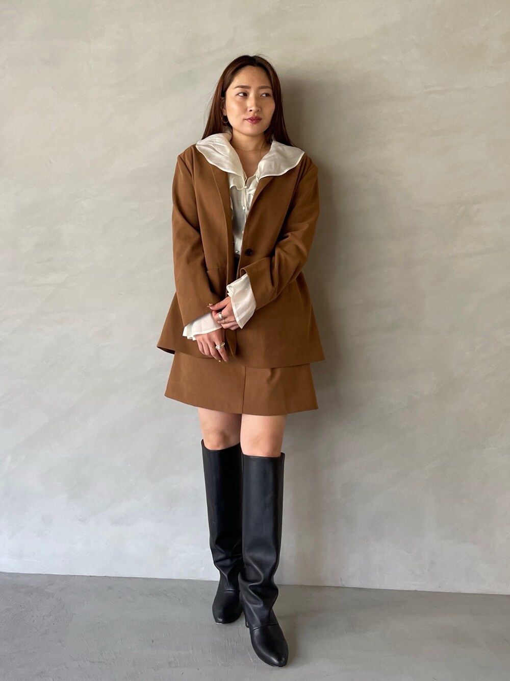 イエロー系のスカート、イエロー系のテーラードジャケット、ホワイト系のシャツ/ブラウスを着用したレディースの夏コーディネートの8枚目の写真