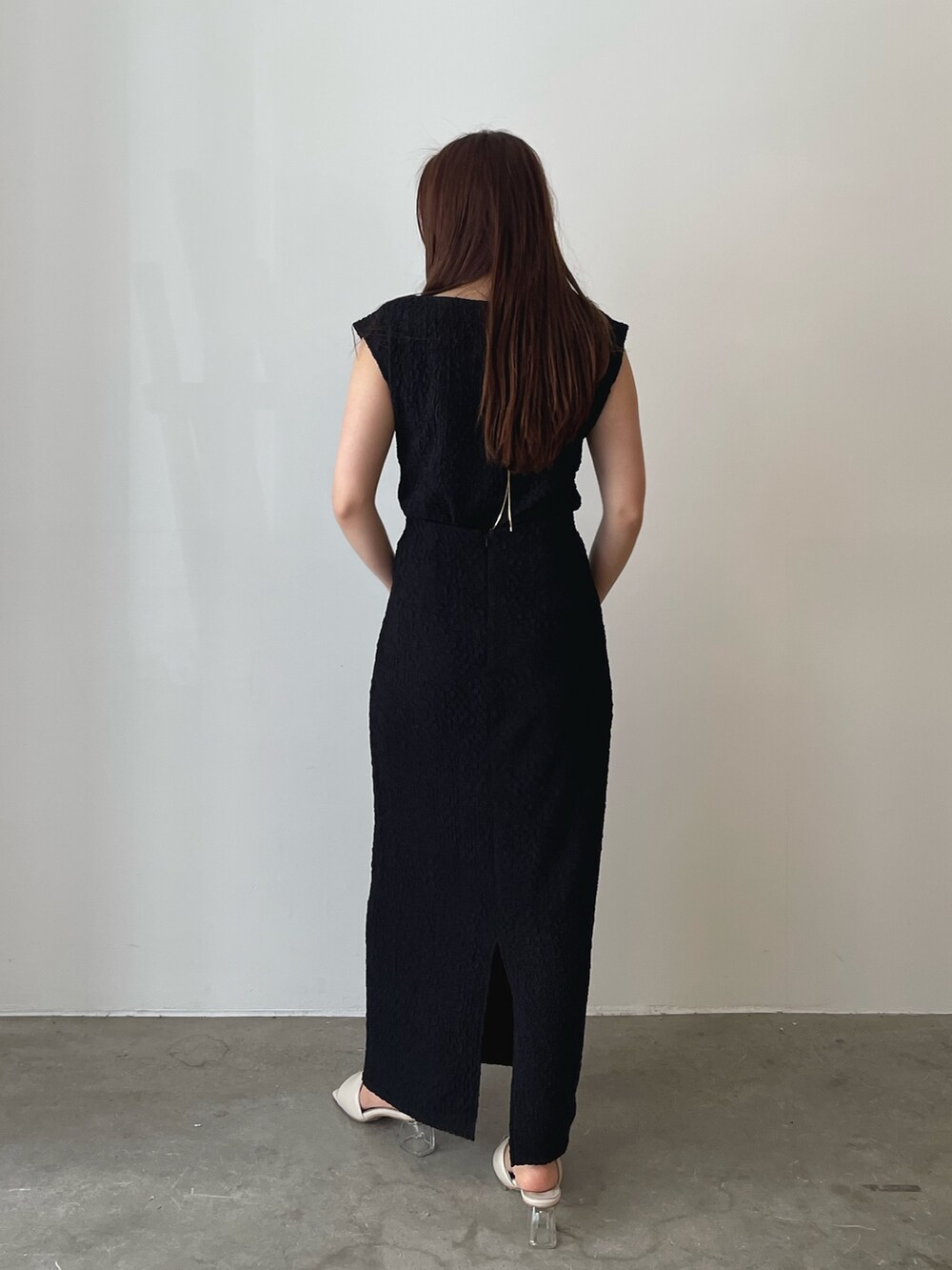 ホワイト系のサンダル、ブラック系のTシャツ/カットソー、ブラック系のスカートを着用したレディースの春コーディネートの7枚目の写真