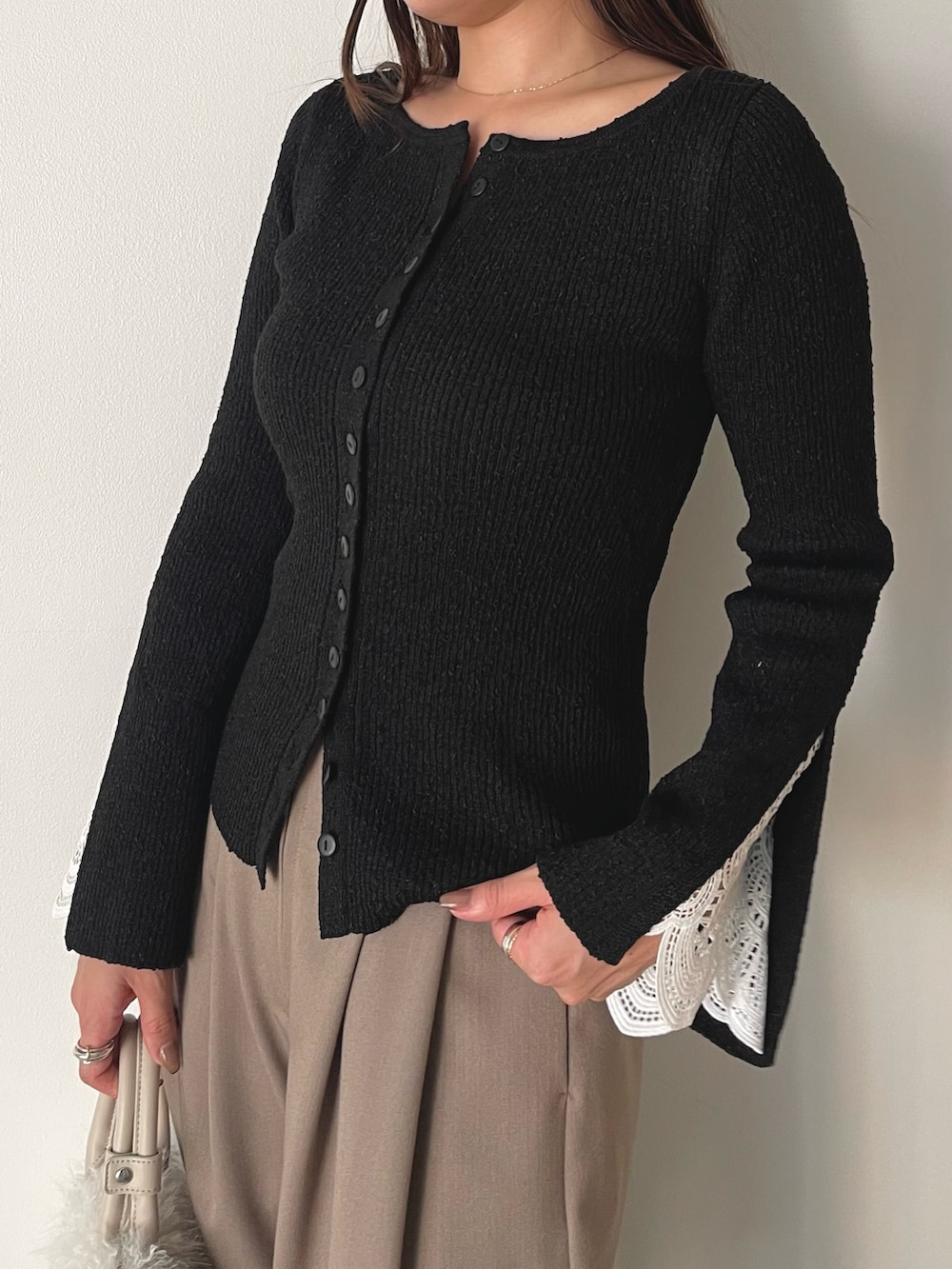 ホワイト系のボストンバッグ、ブラウン系のその他パンツ、ブラウン系のパンプスを着用したレディースの秋コーディネートの7枚目の写真