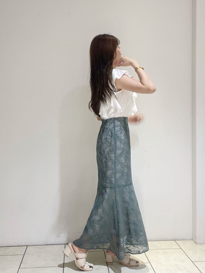 ホワイト系のサンダル、ブルー系のスカート、ホワイト系のシャツ/ブラウスを着用したレディースの夏コーディネートの7枚目の写真