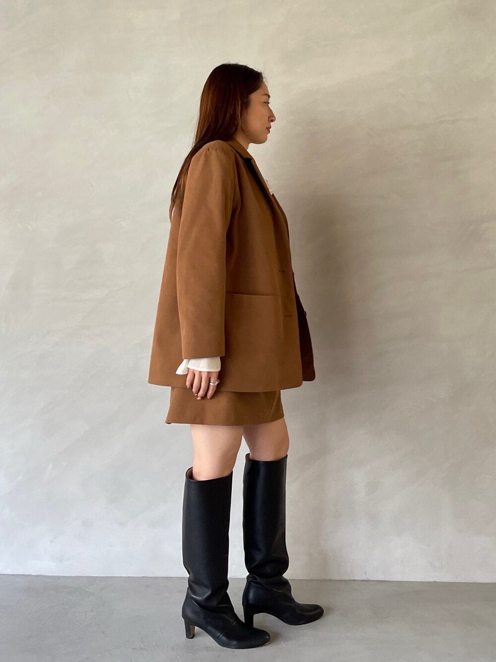 イエロー系のスカート、イエロー系のテーラードジャケット、ホワイト系のシャツ/ブラウスを着用したレディースの夏コーディネートの5枚目の写真