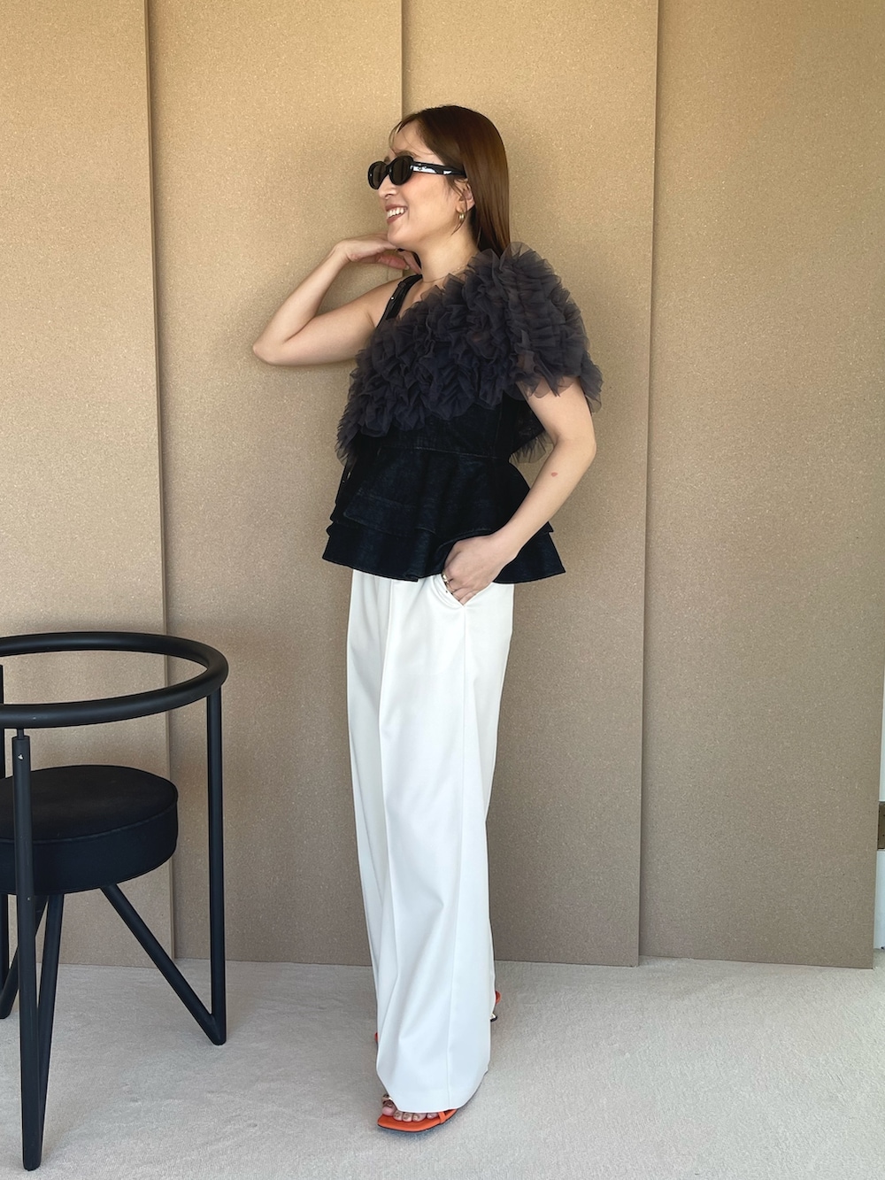 ブラック系のキャミソール、グレー系のドレス、オレンジ系のサンダルを着用したレディースの春コーディネートの6枚目の写真