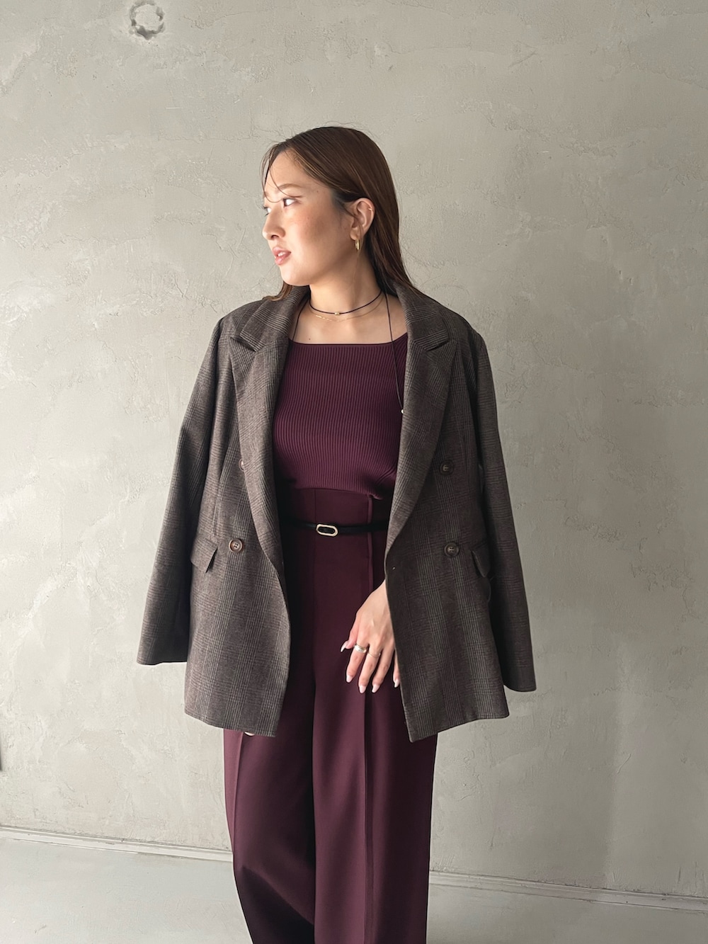 レッド系のその他パンツ、ブラウン系のテーラードジャケット、レッド系のTシャツ/カットソーを着用したレディースの夏コーディネートの4枚目の写真