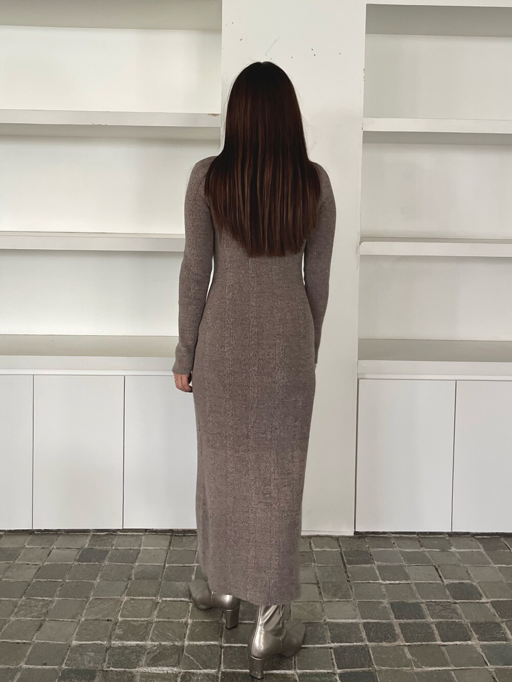 グレー系のワンピース、シルバー系のブーツを着用したレディースの冬コーディネートの5枚目の写真