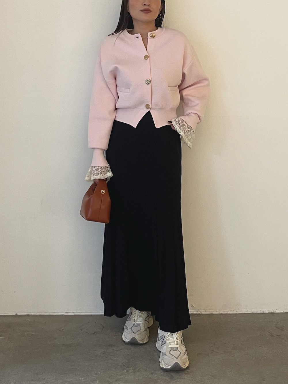 ピンク系のカーディガン/ボレロ、ホワイト系のシャツ/ブラウス、ブラウン系のハンドバッグを着用したレディースの冬コーディネートの4枚目の写真