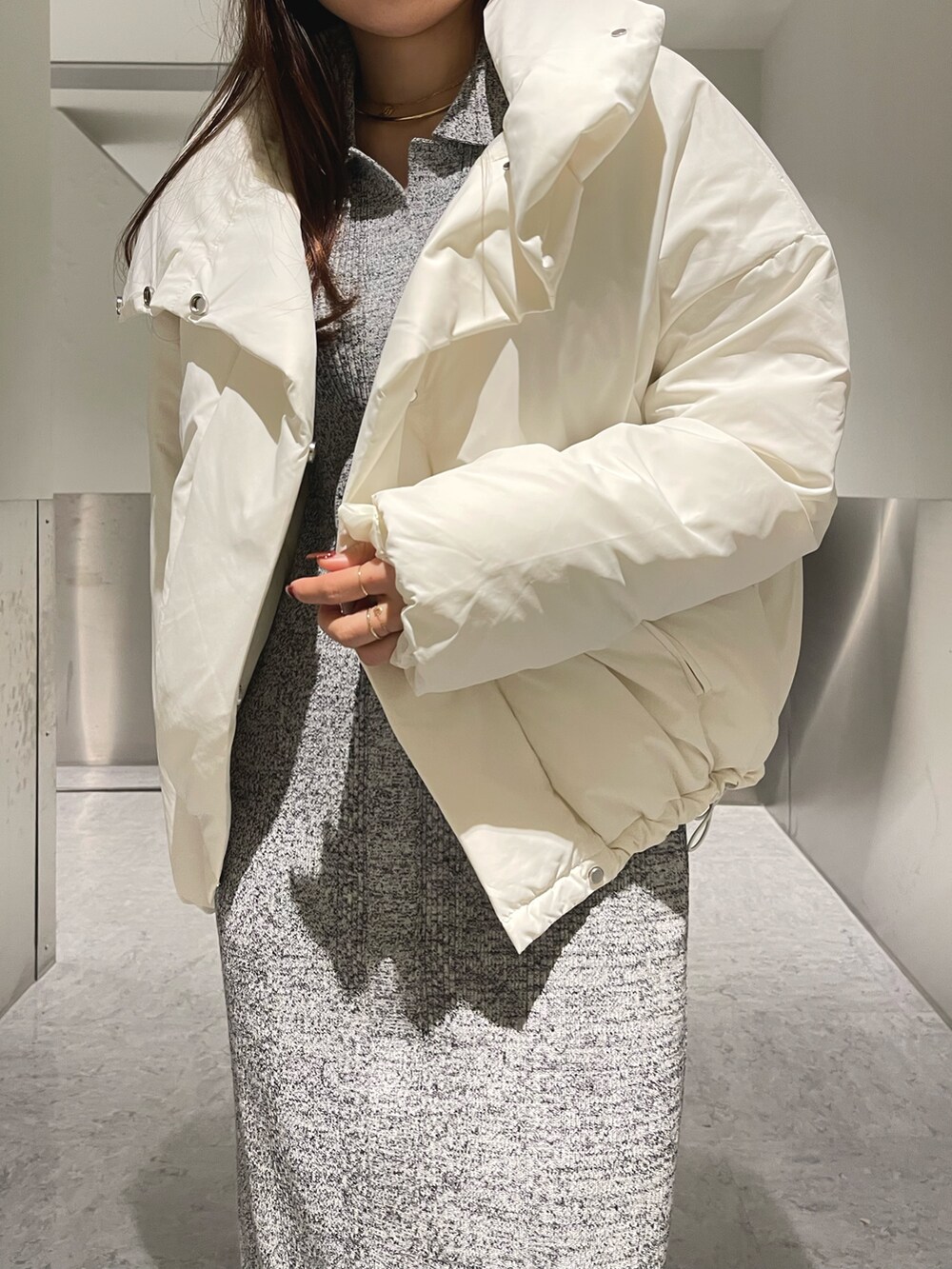 グレー系のワンピース、ホワイト系のダウンジャケット/コートを着用したレディースの冬コーディネートの9枚目の写真