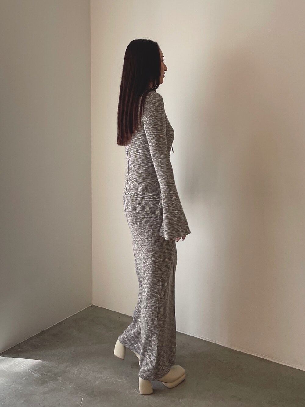 ホワイト系のサンダル、グリーン系のワンピースを着用したレディースの冬コーディネートの4枚目の写真