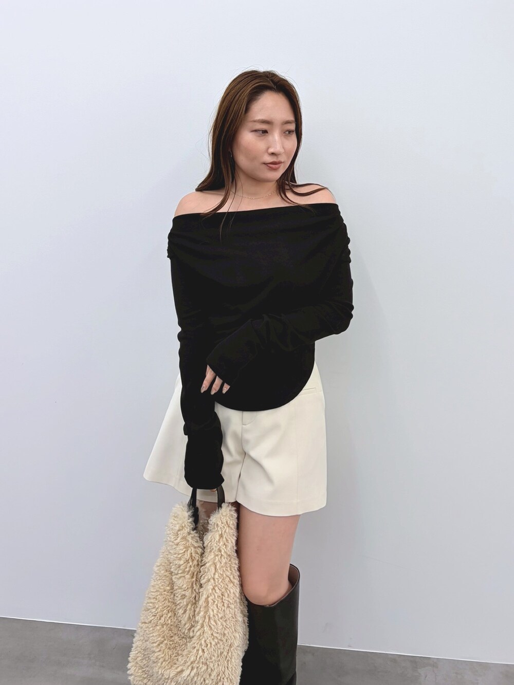 ホワイト系のその他パンツ、ブラック系のTシャツ/カットソーを着用したレディースの秋コーディネートの2枚目の写真
