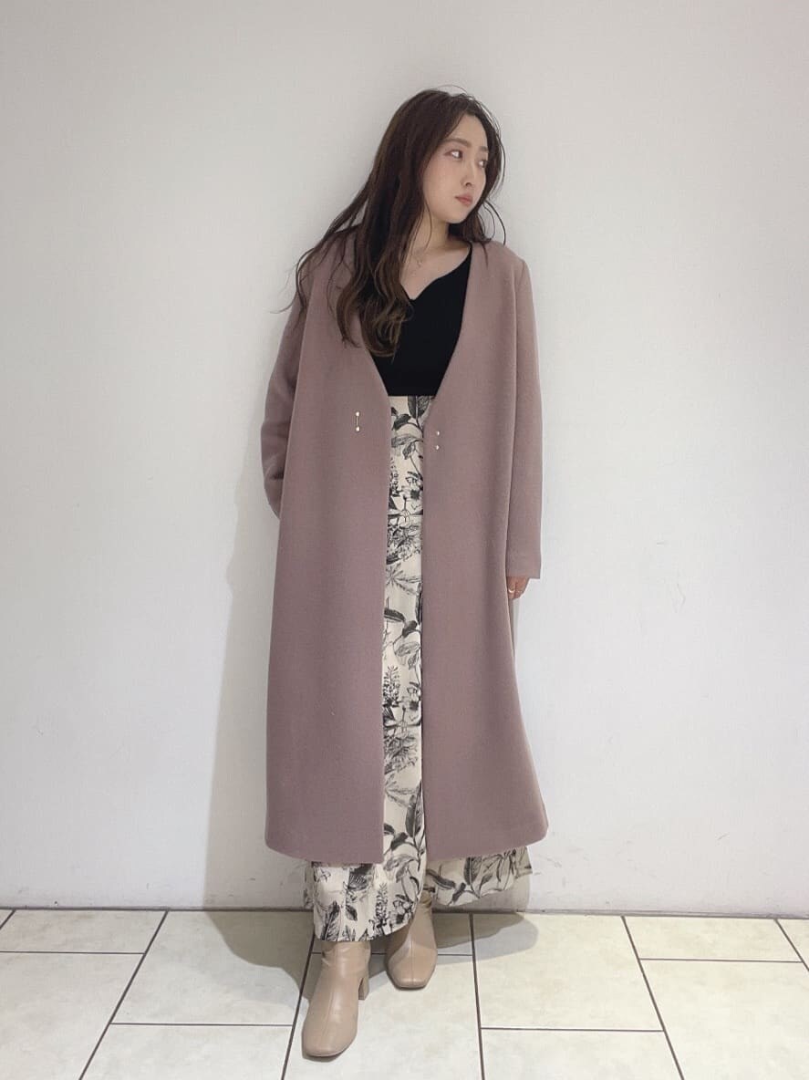 ベージュ系のスカート、ベージュ系のスカート、ベージュ系のブーツを着用したレディースの秋コーディネートの4枚目の写真