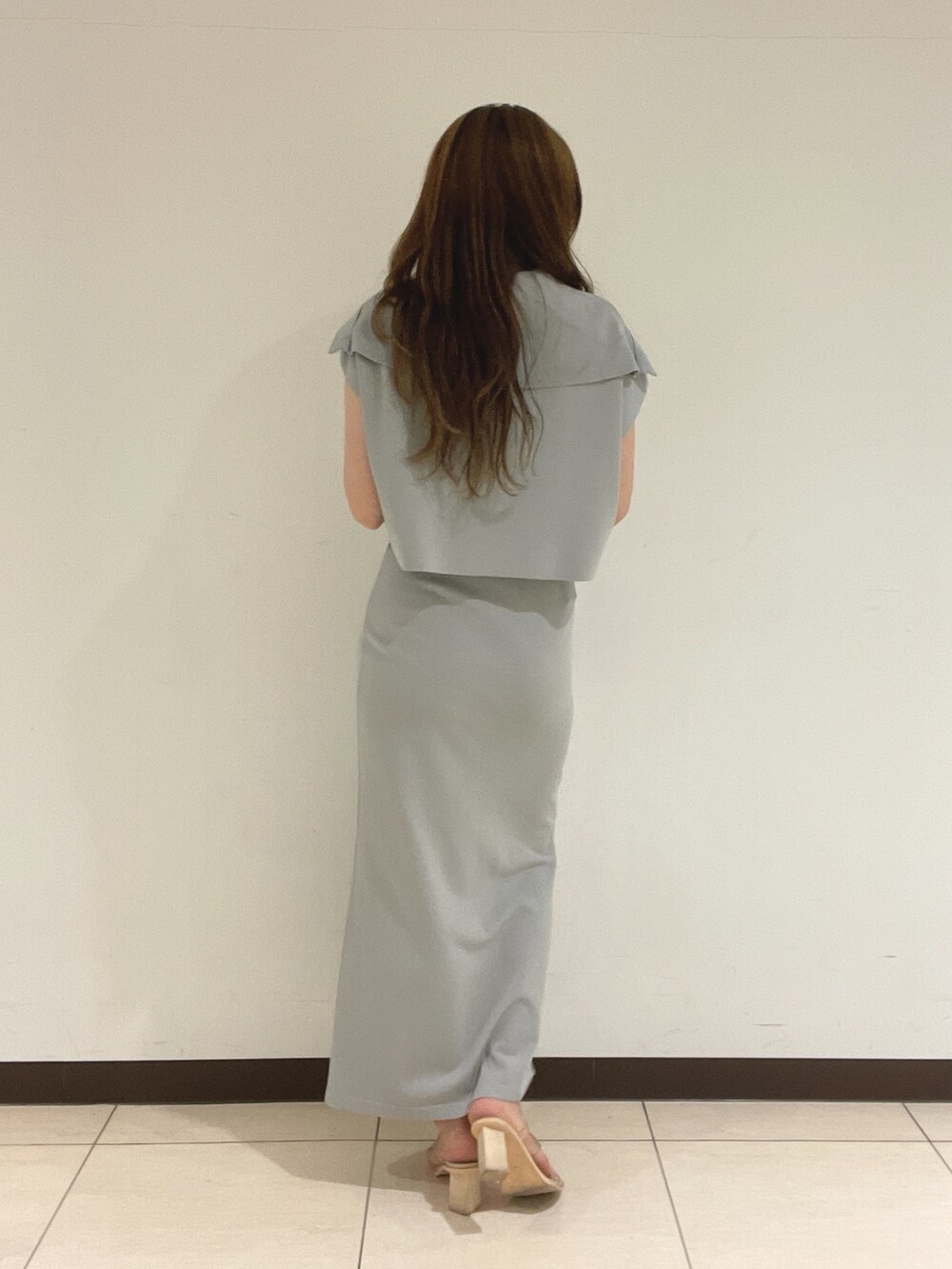 ブルー系のニット/セーター、ブルー系のスカートを着用したレディースの春コーディネートの7枚目の写真