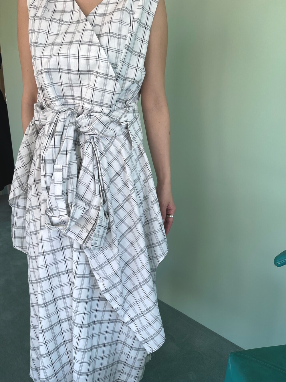 ホワイト系のワンピース、オレンジ系のサンダルを着用したレディースの春コーディネートの9枚目の写真