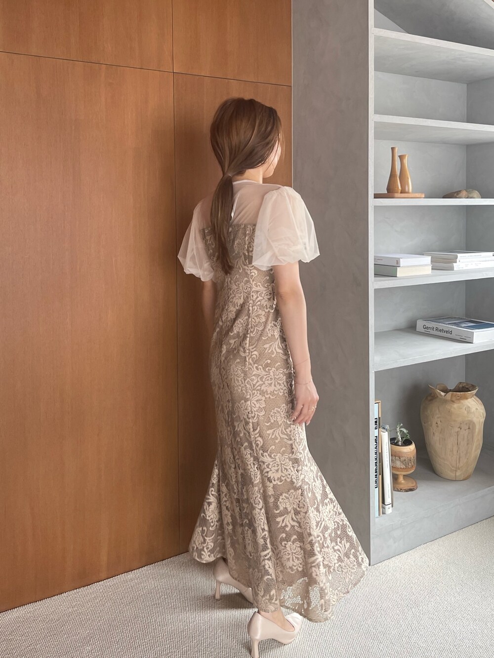 ベージュ系のパンプス、ベージュ系のドレスを着用したレディースの夏コーディネートの8枚目の写真