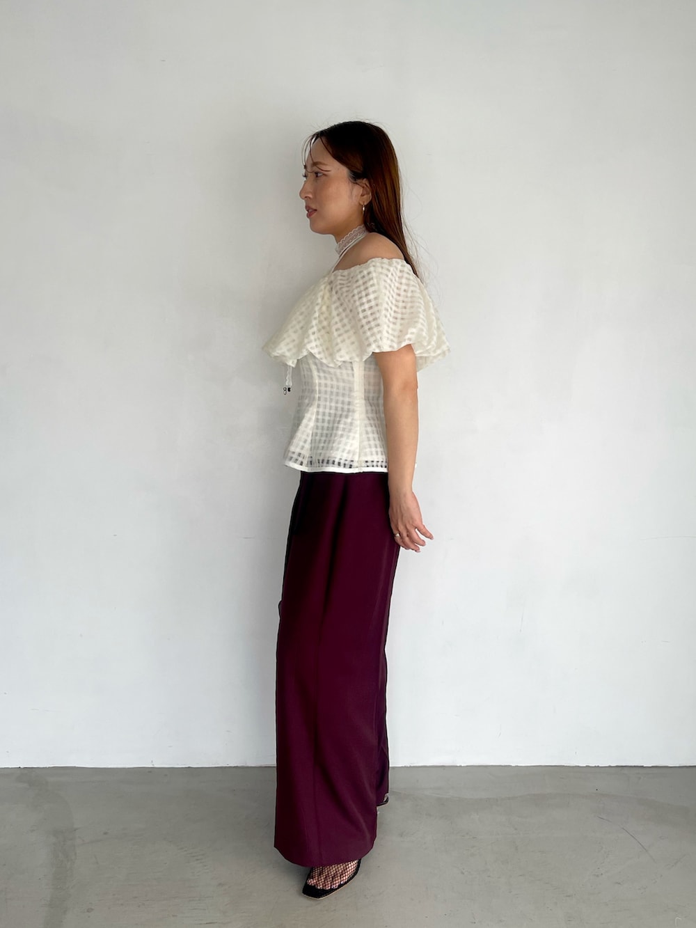 レッド系のその他パンツ、ホワイト系のシャツ/ブラウス、ホワイト系のチョーカーを着用したレディースの夏コーディネートの4枚目の写真