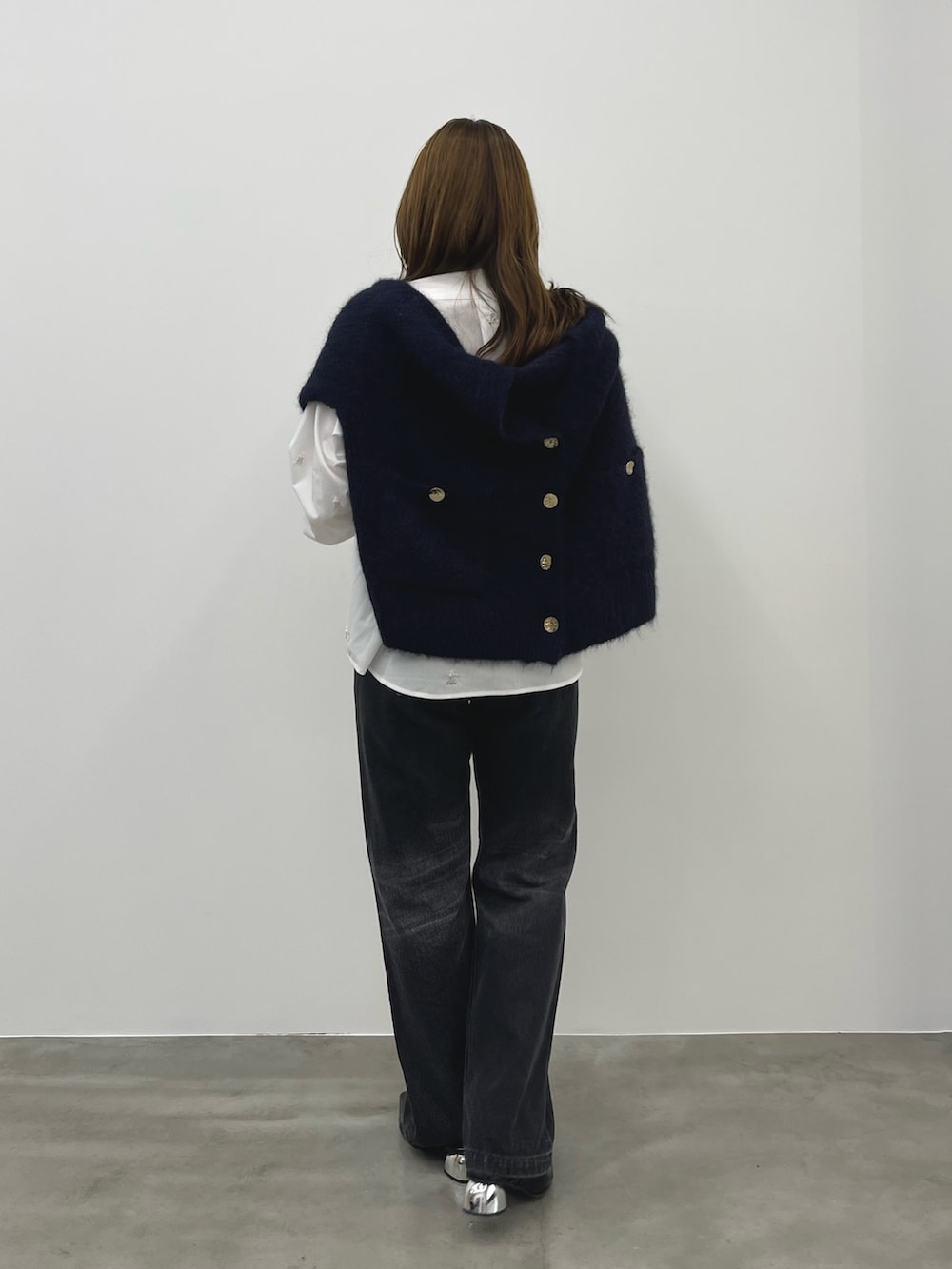 グレー系のデニムパンツ、ホワイト系のシャツ/ブラウス、ブルー系のカーディガン/ボレロを着用したレディースの秋コーディネートの5枚目の写真