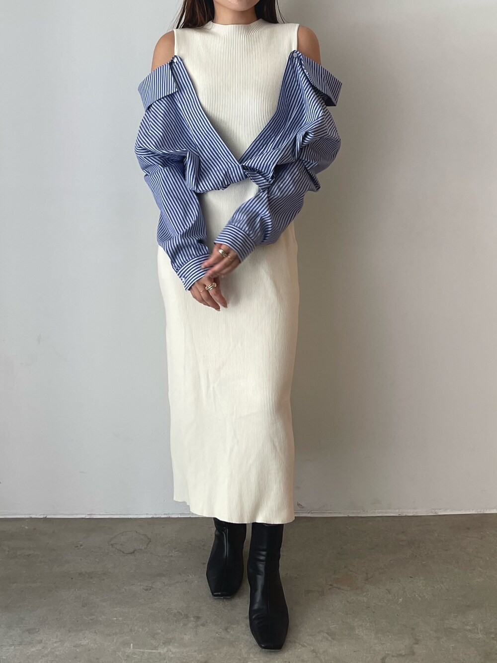 ブラック系のブーツ、ホワイト系のワンピースを着用したレディースの秋コーディネートの3枚目の写真