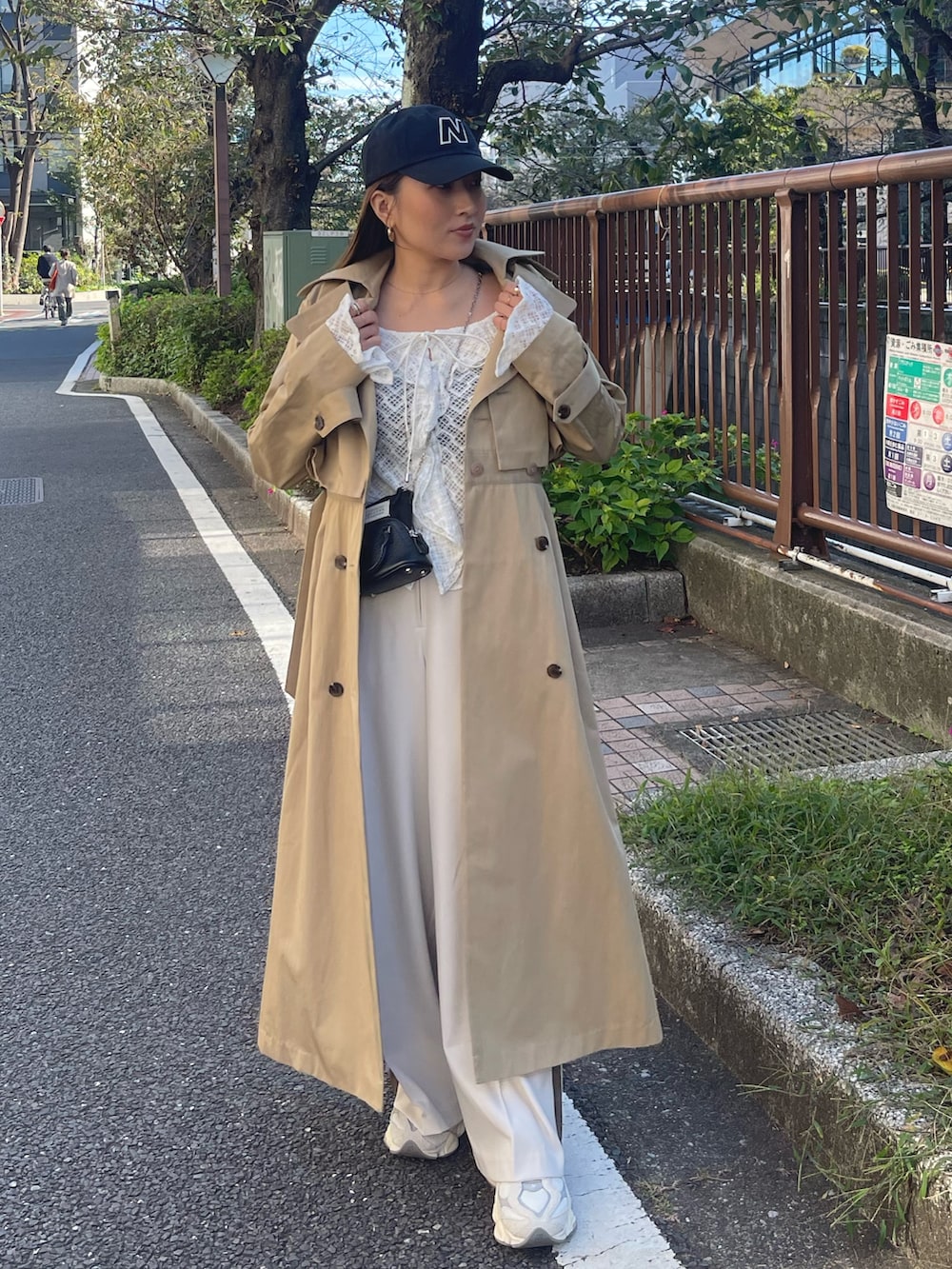 ホワイト系のシャツ/ブラウス、ベージュ系のトレンチコート、ホワイト系のその他パンツを着用したレディースの冬コーディネートの9枚目の写真