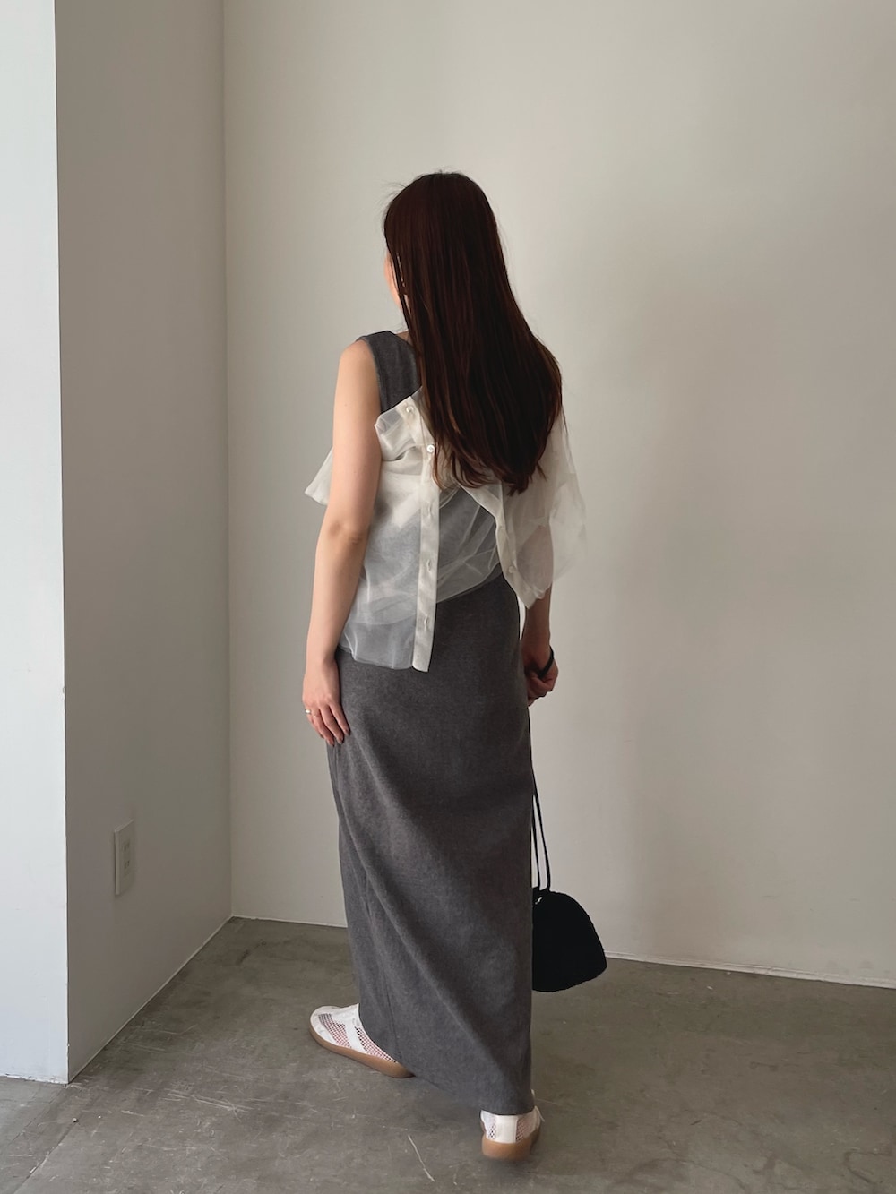 ホワイト系のスニーカー、グレー系のワンピース、ホワイト系のシャツ/ブラウスを着用したレディースの春コーディネートの4枚目の写真