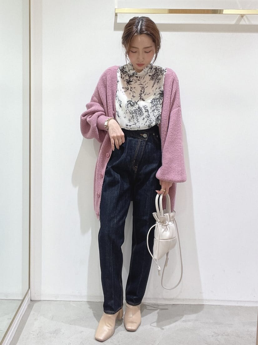 グレー系のシャツ/ブラウス、ベージュ系のブーツ、ブルー系のデニムパンツを着用したレディースの秋コーディネートの4枚目の写真