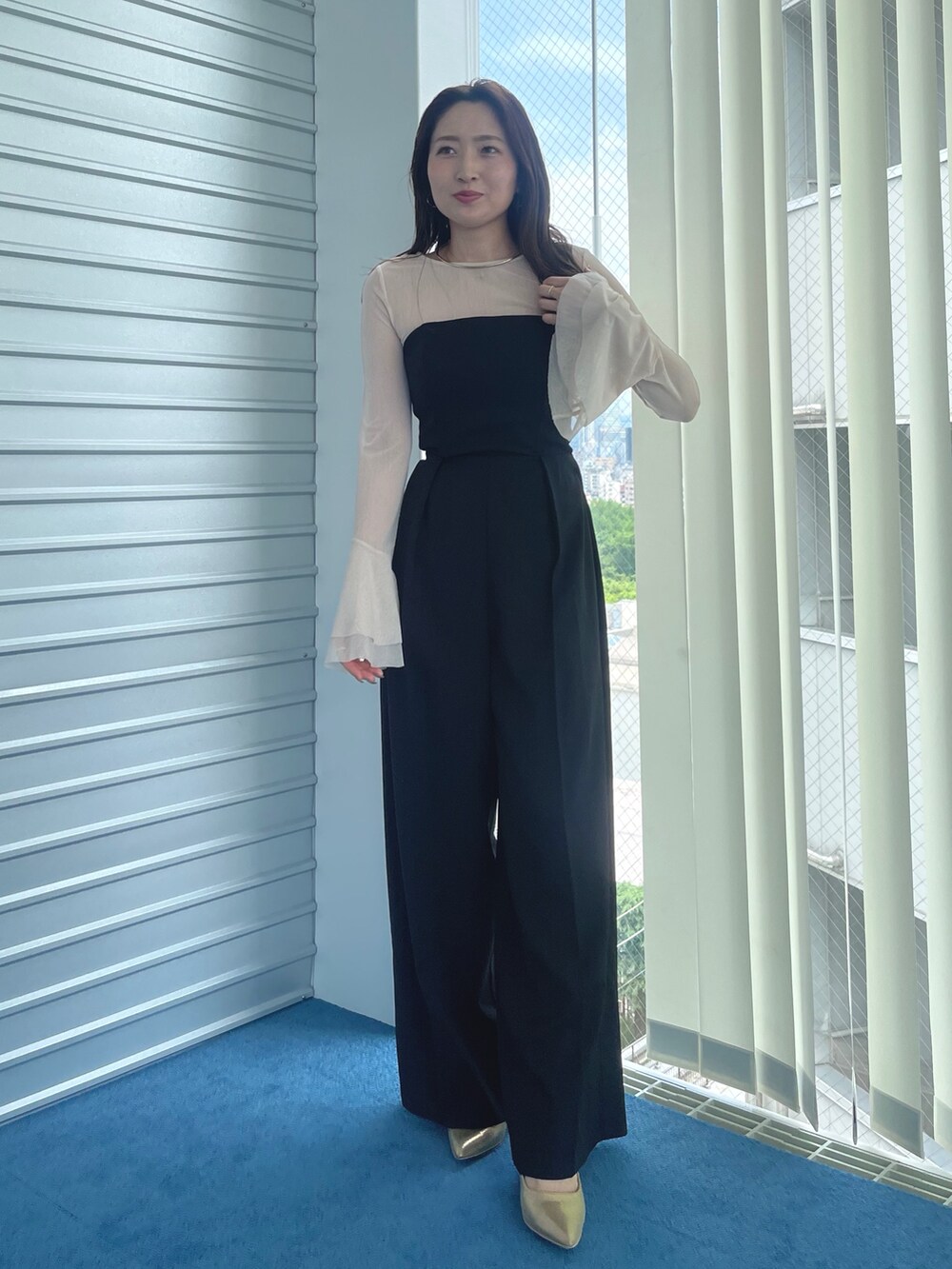 ゴールド系のパンプス、ブラック系のパンツドレス、ホワイト系のTシャツ/カットソーを着用したレディースの夏コーディネートの2枚目の写真