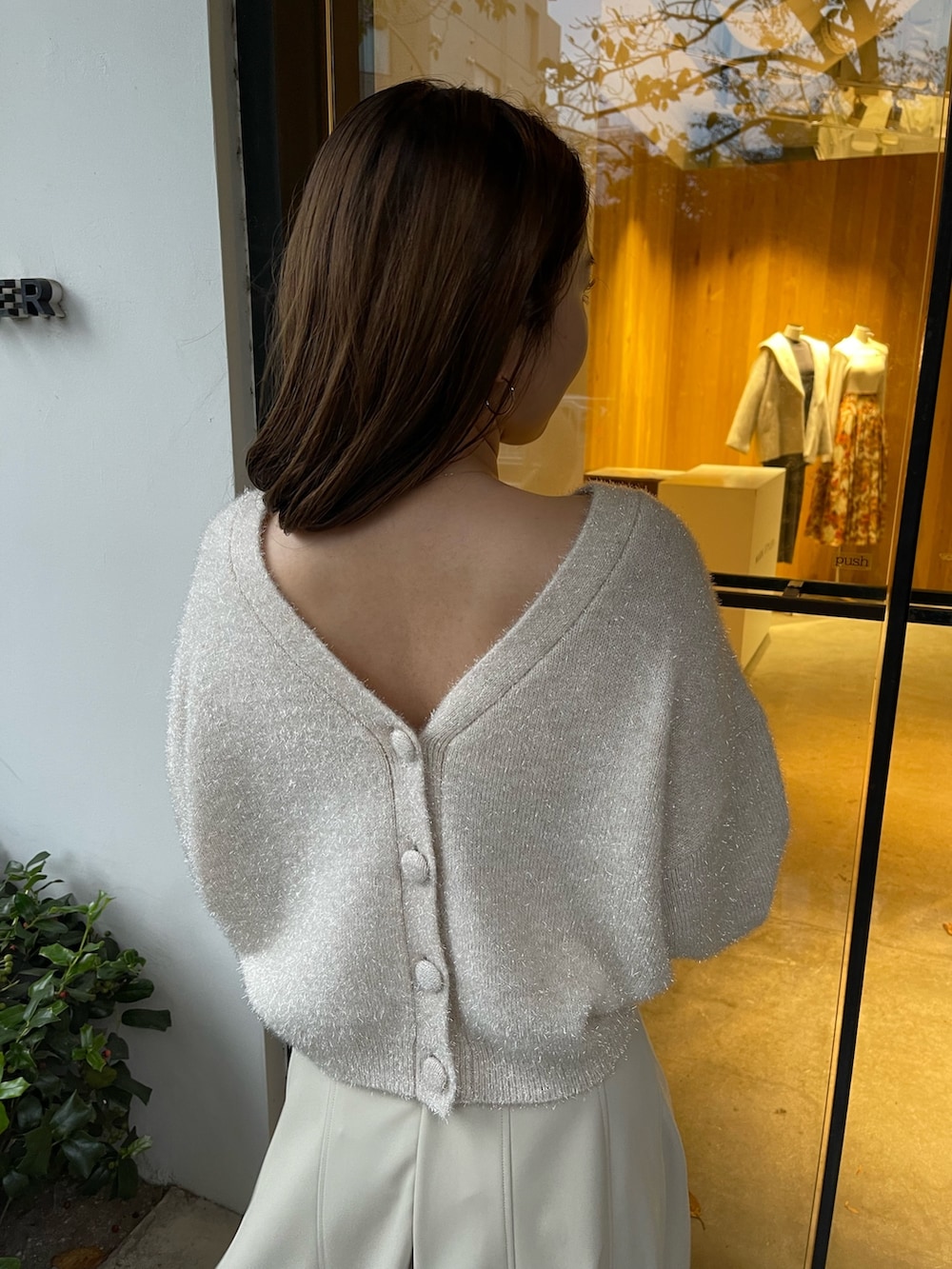 ホワイト系のカーディガン/ボレロ、ホワイト系のスカートを着用したレディースの秋コーディネートの7枚目の写真