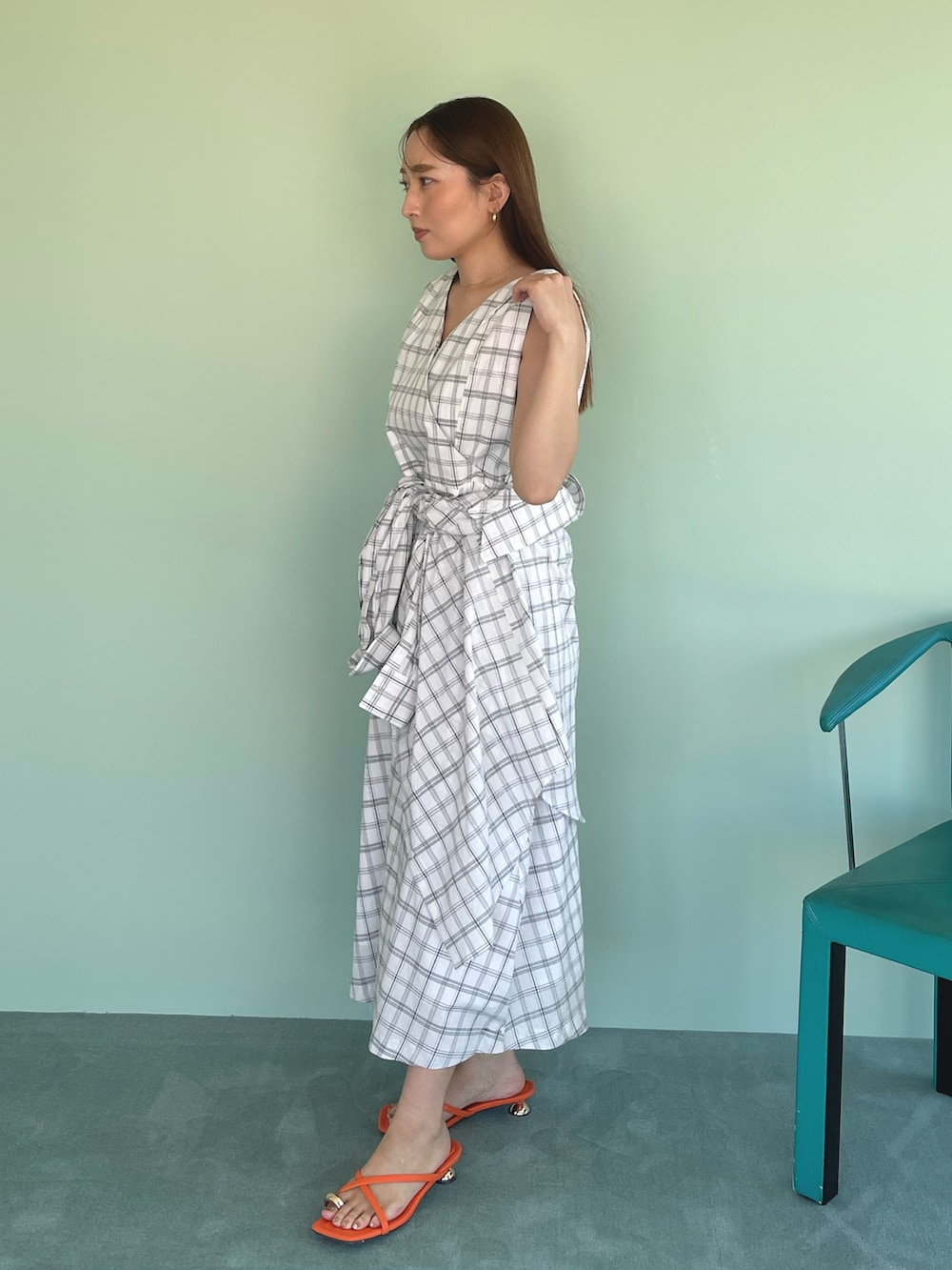 ホワイト系のワンピース、オレンジ系のサンダルを着用したレディースの春コーディネートの5枚目の写真