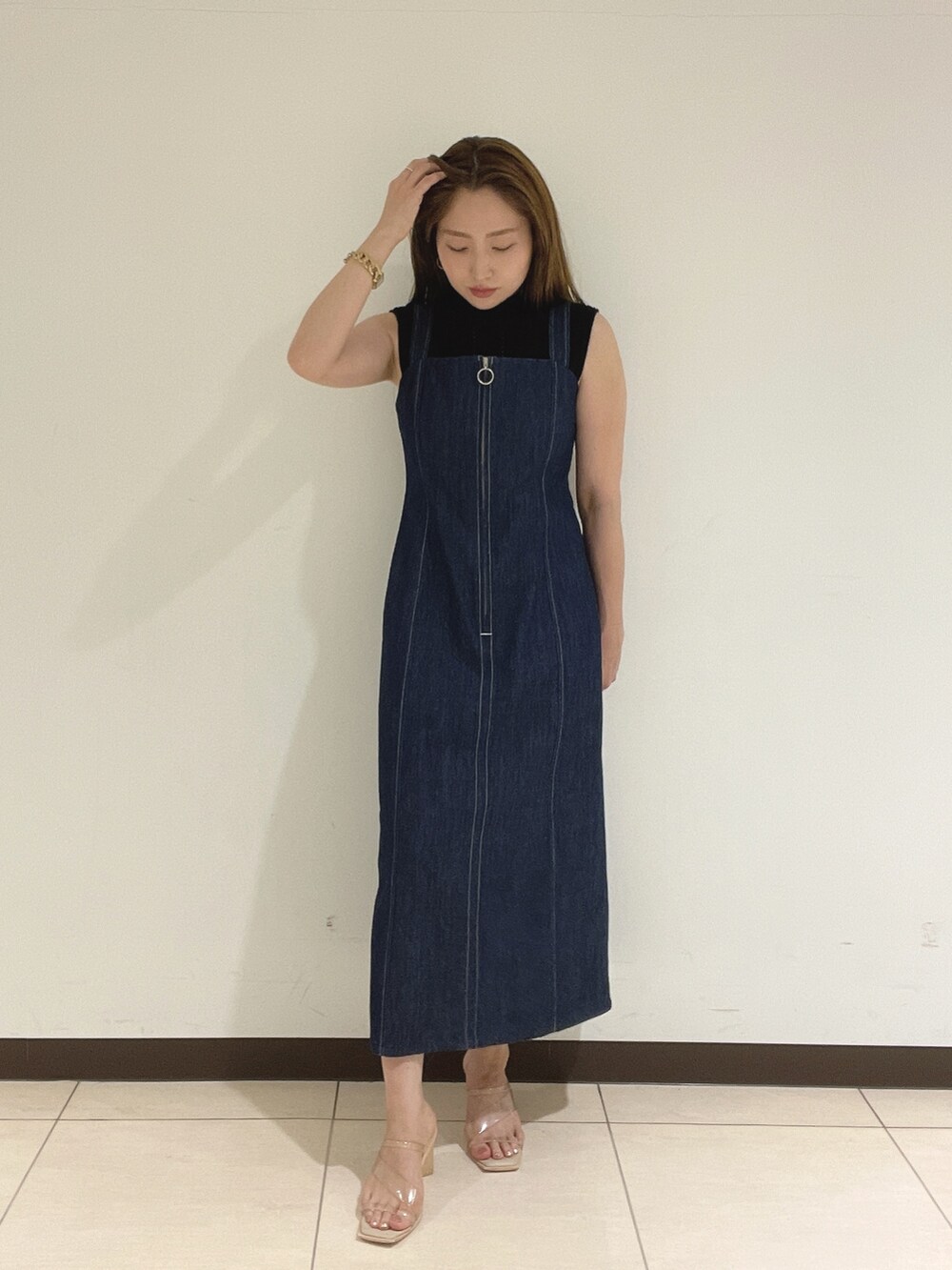 ブラック系のニット/セーター、ブルー系のワンピースを着用したレディースの夏コーディネートの9枚目の写真