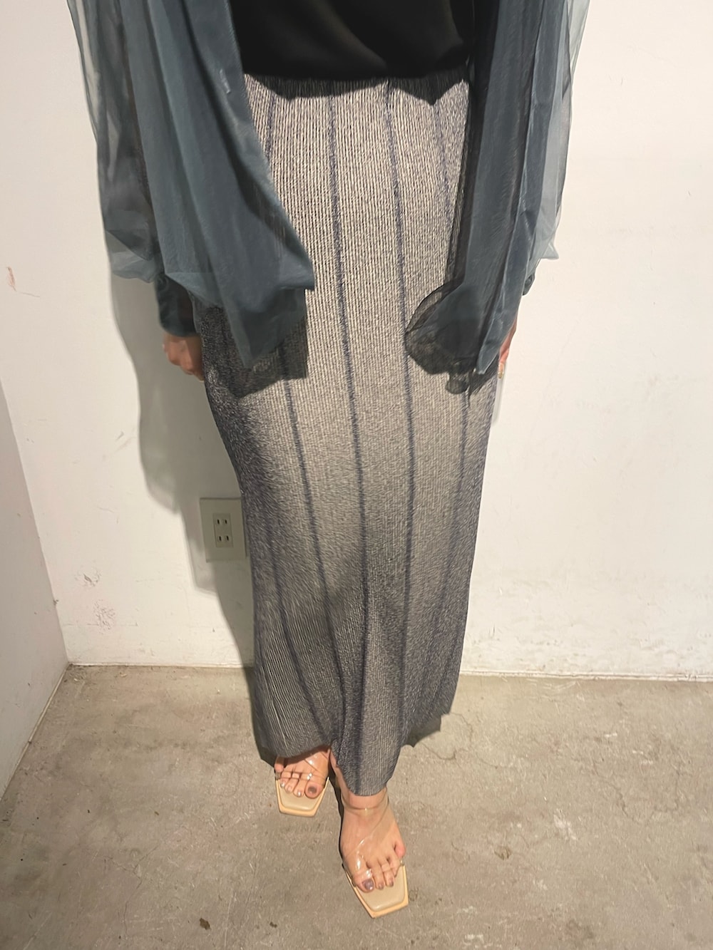 ブルー系のシャツ/ブラウス、グレー系のスカート、ブラック系のTシャツ/カットソーを着用したレディースの春コーディネートの7枚目の写真