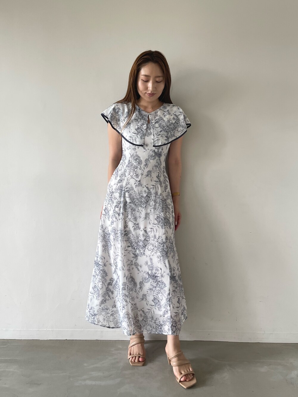 ブルー系のワンピース、ベージュ系のサンダルを着用したレディースの夏コーディネートの2枚目の写真