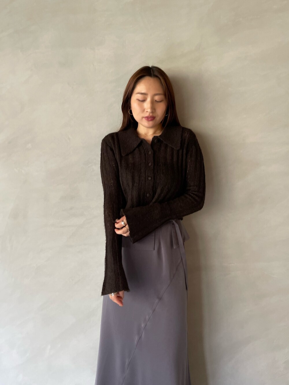 ブラック系のブーツ、グレー系のスカート、ブラウン系のニット/セーターを着用したレディースの夏コーディネートの5枚目の写真