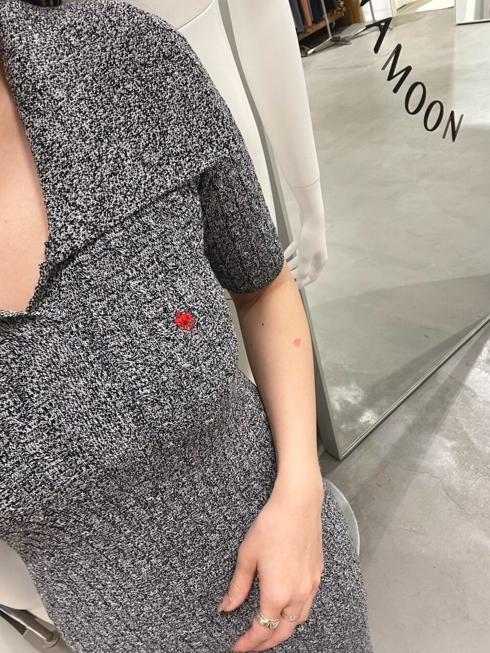 グレー系のスニーカー、ブラック系のワンピースを着用したレディースの春コーディネートの9枚目の写真