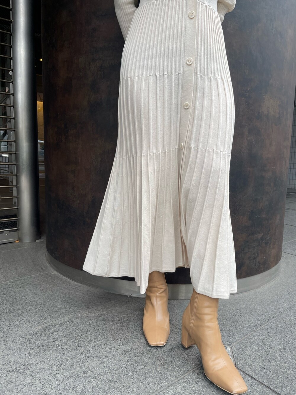 ホワイト系のワンピース、ベージュ系のブーツ、ホワイト系のブーツを着用したレディースの冬コーディネートの9枚目の写真