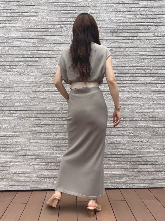 ベージュ系のサンダル、ベージュ系のスカート、ベージュ系のニット/セーターを着用したレディースの夏コーディネートの4枚目の写真