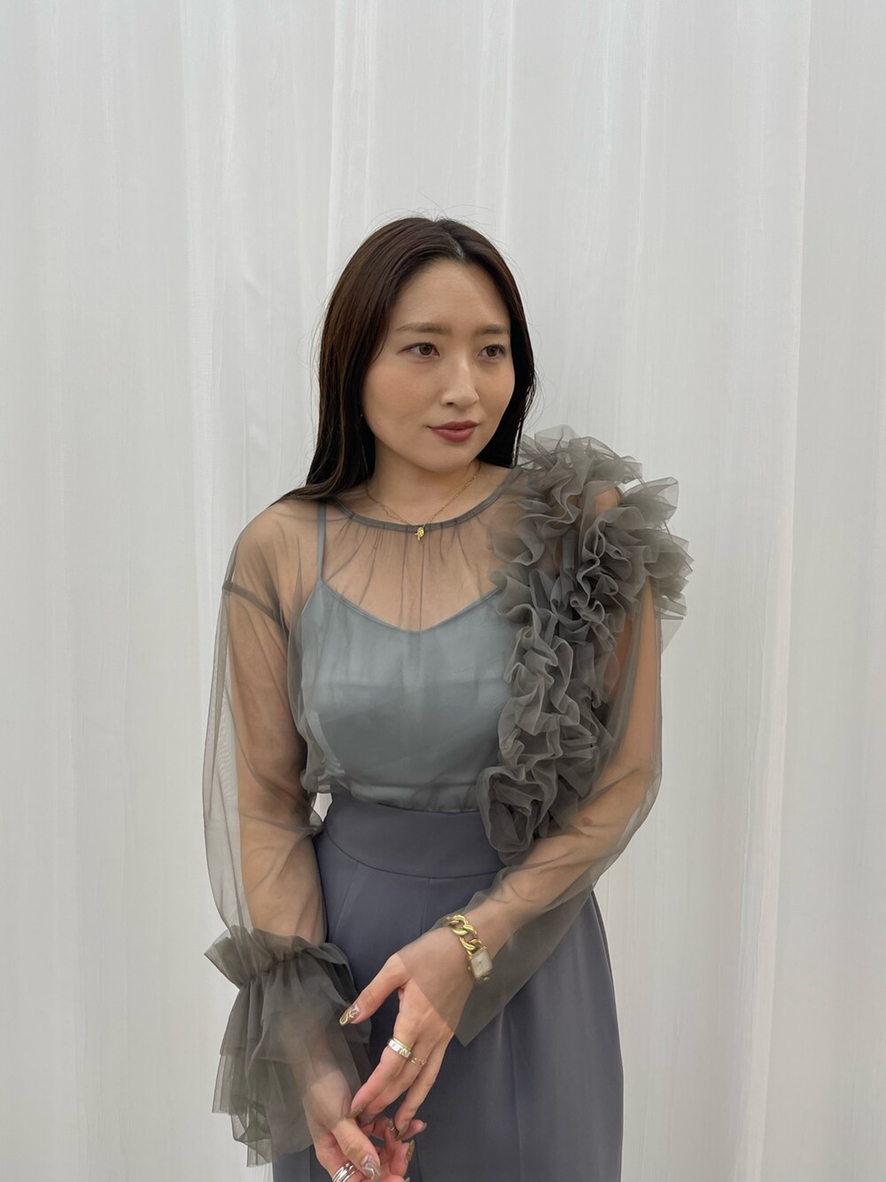 その他のパンプス、グレー系のパンツドレスを着用したレディースの秋コーディネートの4枚目の写真