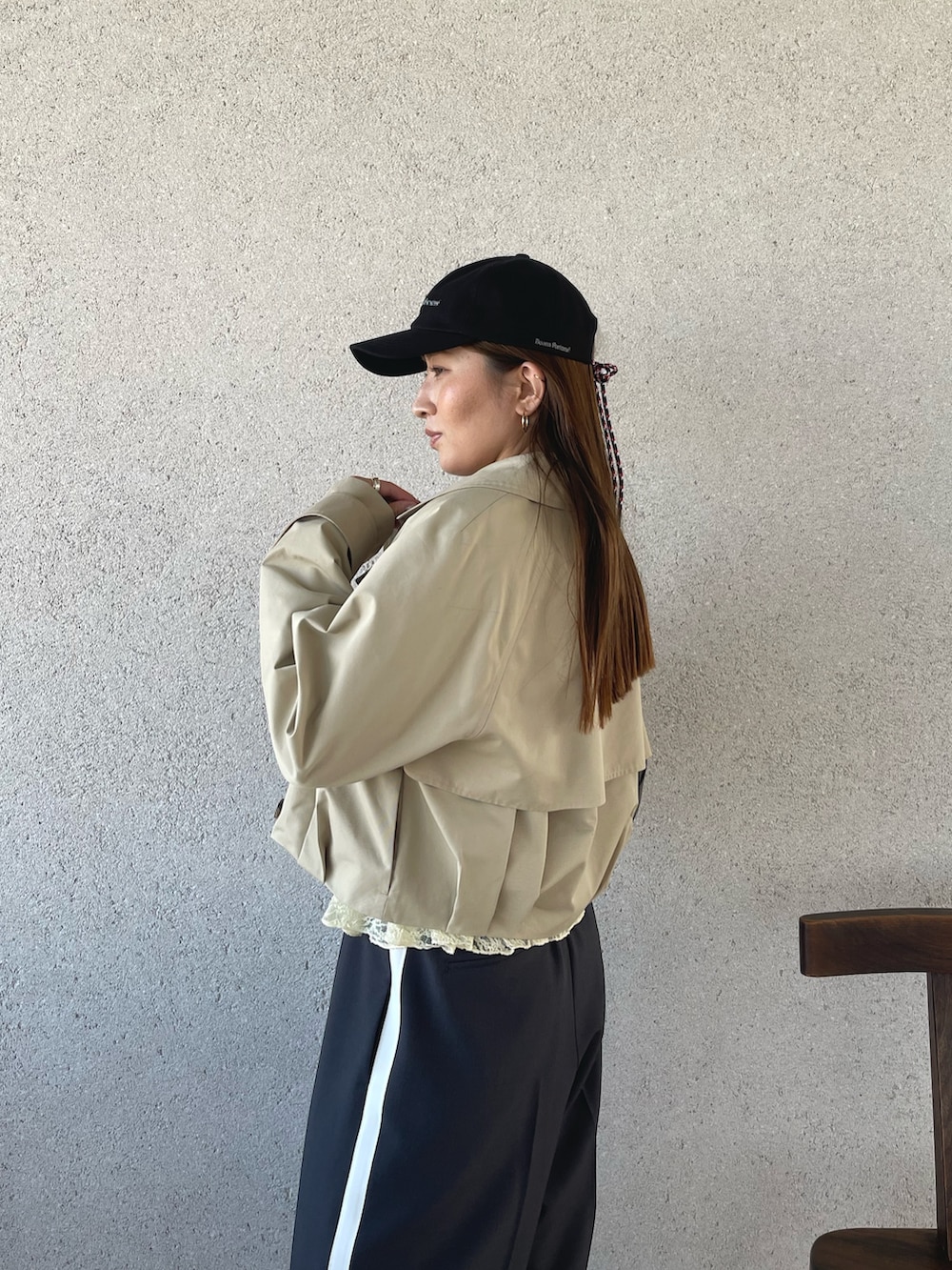 シルバー系のパンプス、グレー系のその他パンツ、ベージュ系のブルゾンを着用したレディースの春コーディネートの6枚目の写真