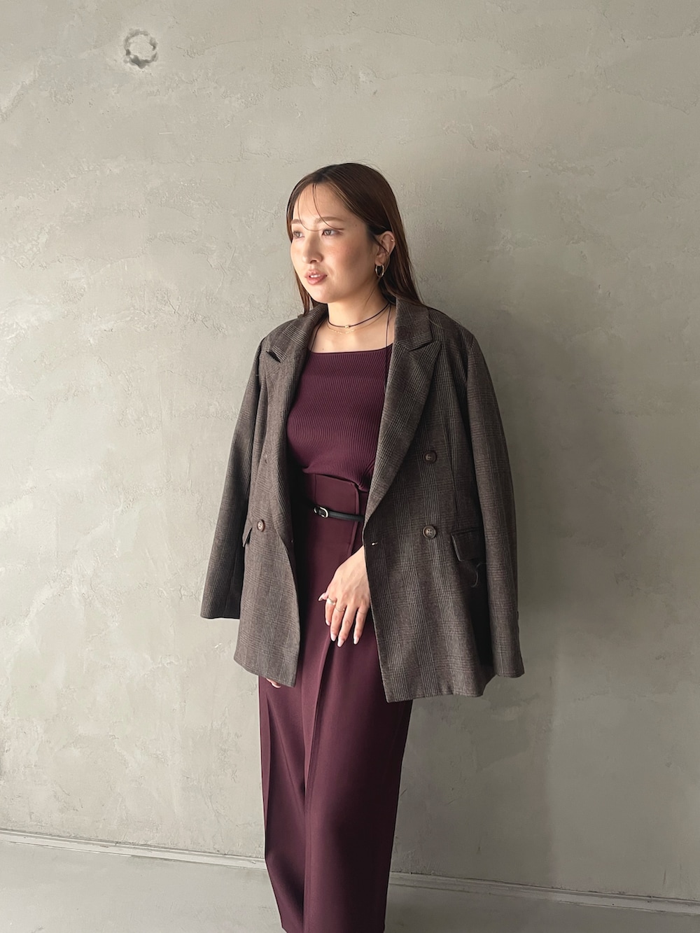 レッド系のその他パンツ、ブラウン系のテーラードジャケット、レッド系のTシャツ/カットソーを着用したレディースの夏コーディネートの3枚目の写真