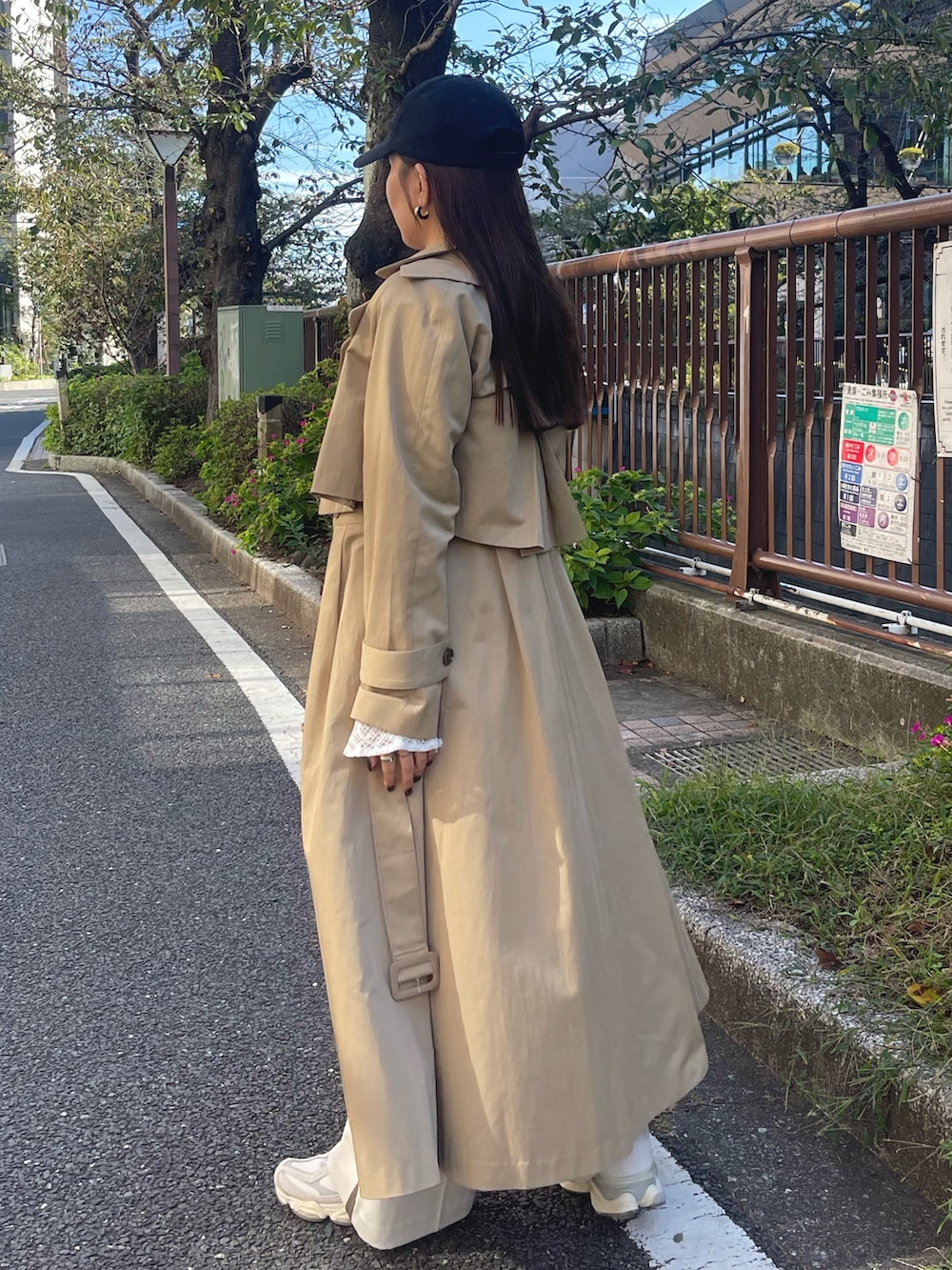 ホワイト系のシャツ/ブラウス、ベージュ系のトレンチコート、ホワイト系のその他パンツを着用したレディースの冬コーディネートの7枚目の写真